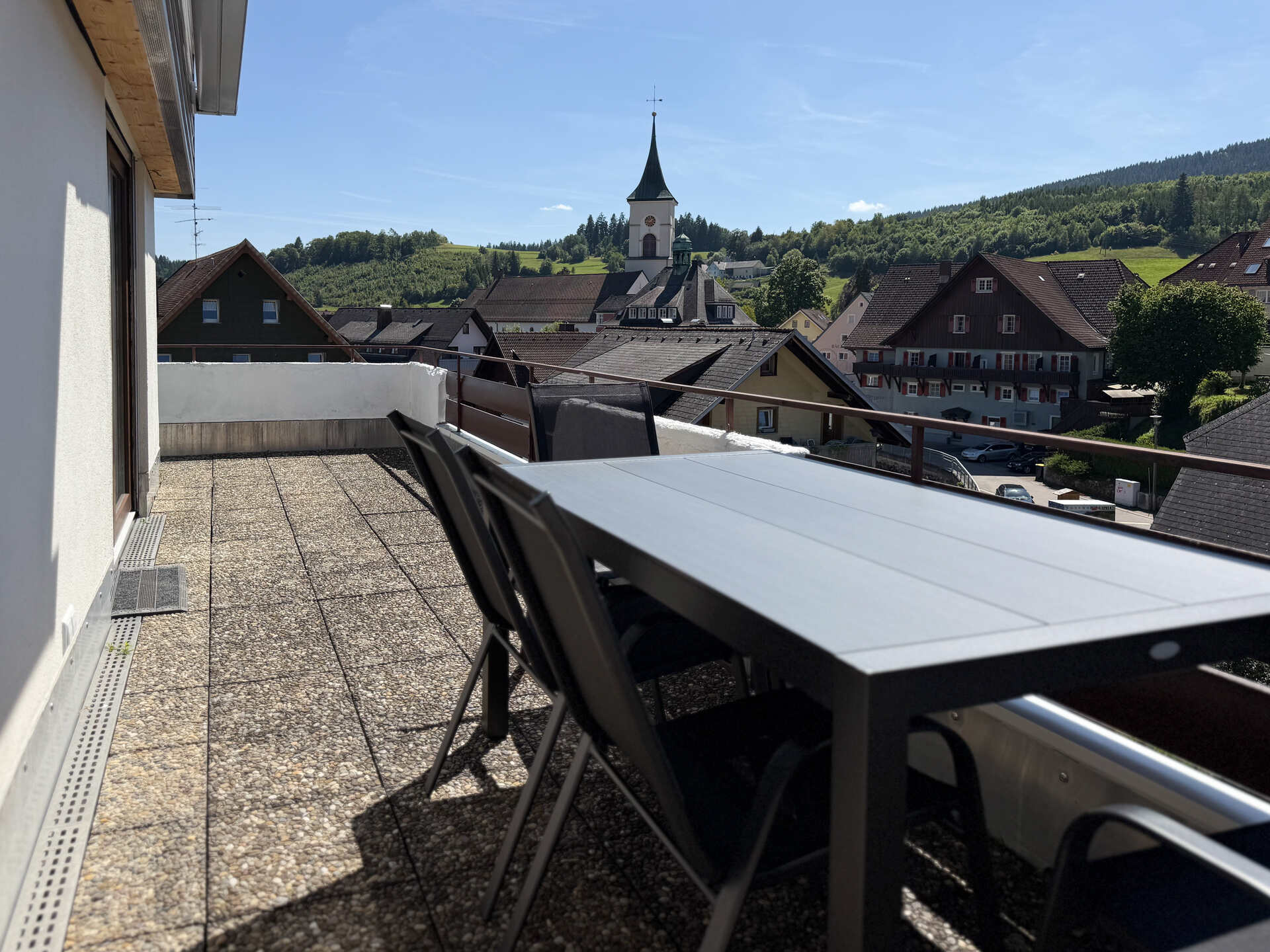 Balkon mit Tisch und Weitblick auf Landschaft