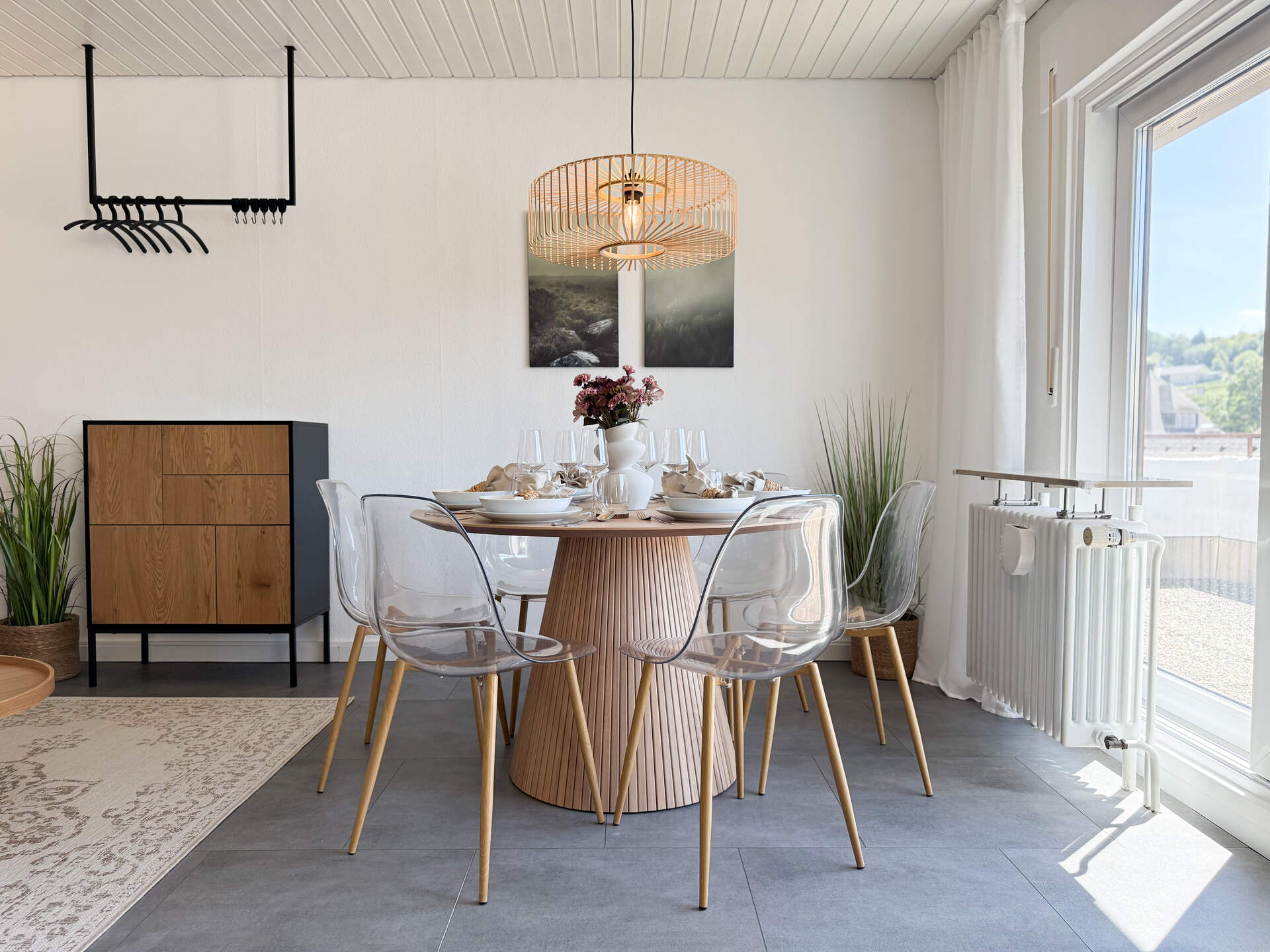 Esstisch mit Gedeck vor Panoramafenster