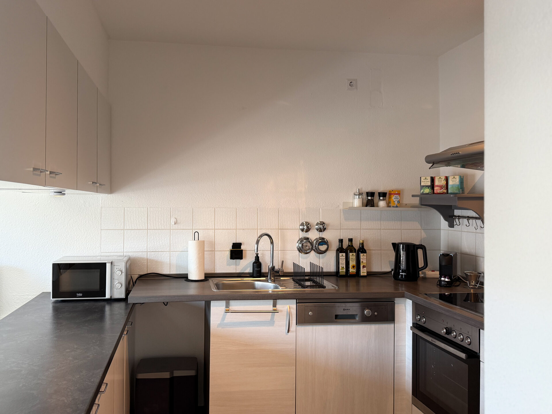 Moderne Kueche mit Kaffeemaschine und Gewuerzregal