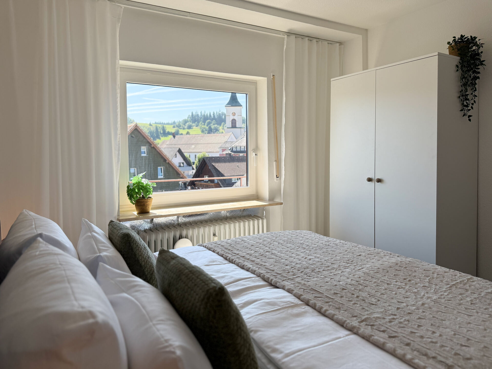 Schlafzimmer mit Ausblick und Kleiderschrank