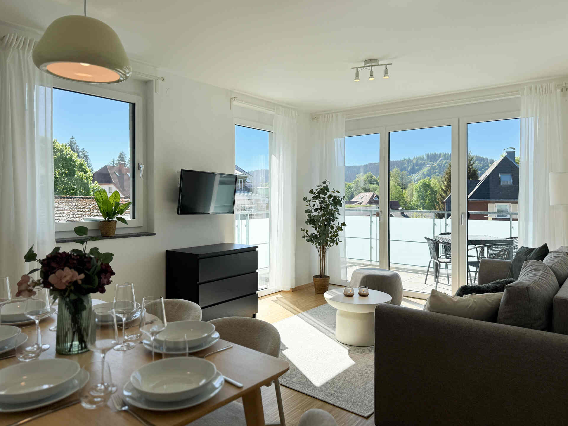 Blick aus dem Schlafzimmer auf verschneite Landschaft