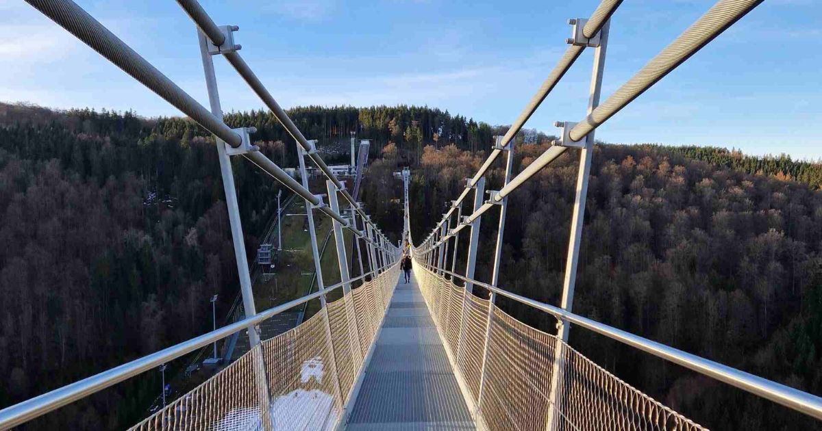 Hängeseilbrücke über ein bewaldetes Tal in Winterberg