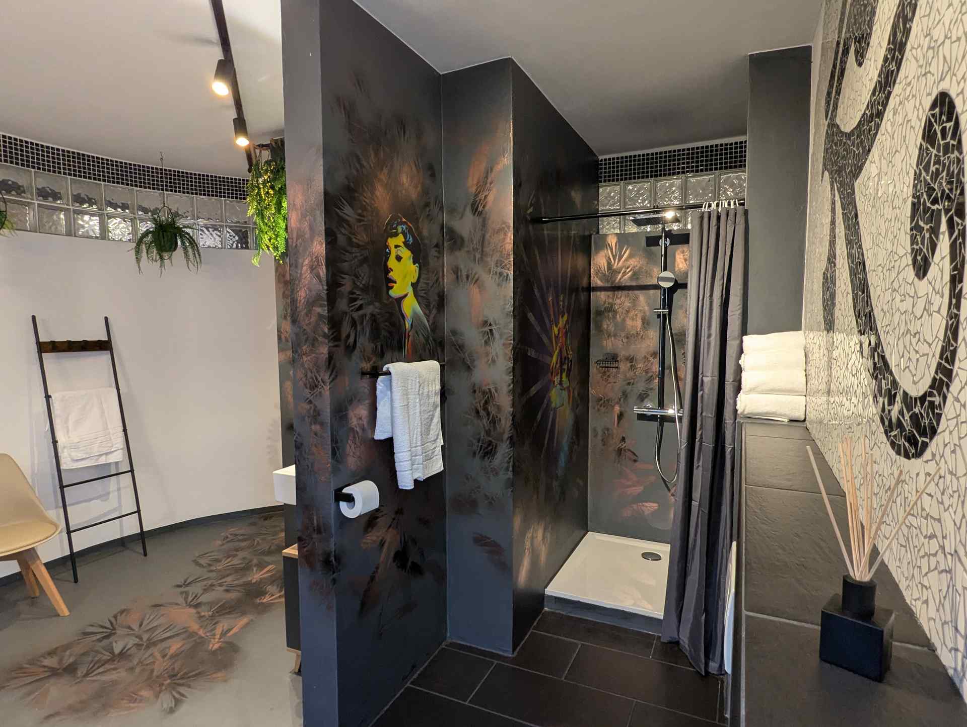 Bad mit Dusche und moderner Kunst