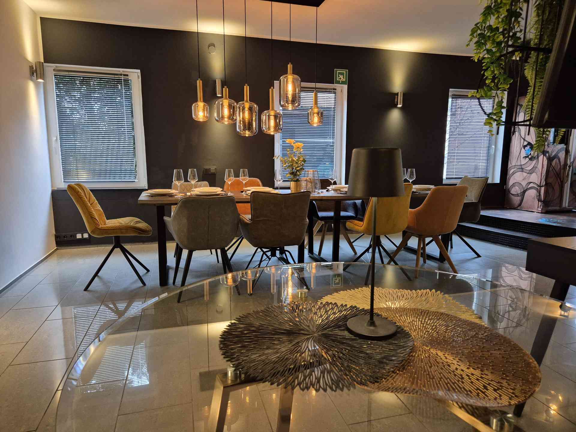 Esszimmer mit Pendelleuchte, stylish