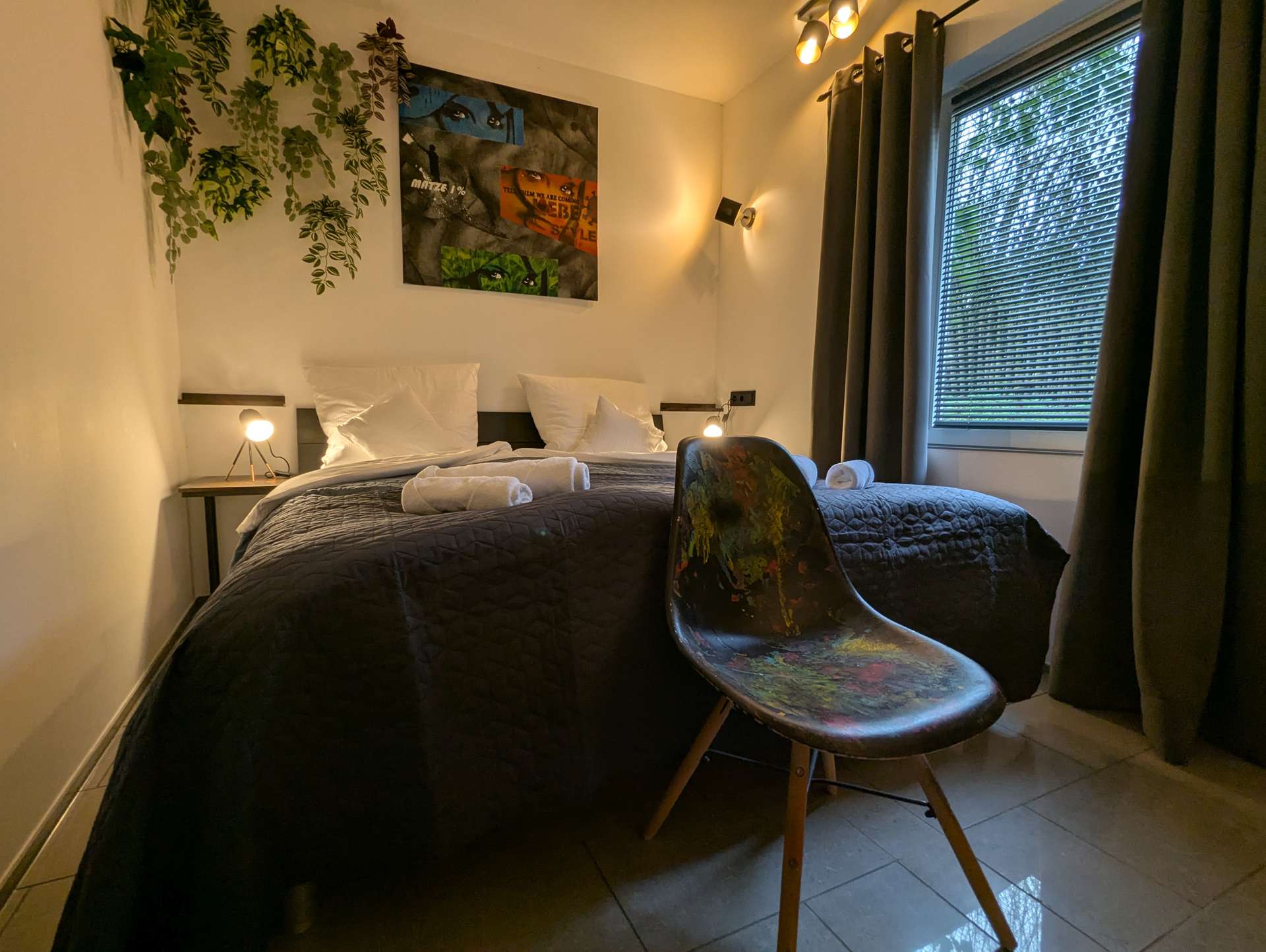 Pendelleuchte über Esstisch