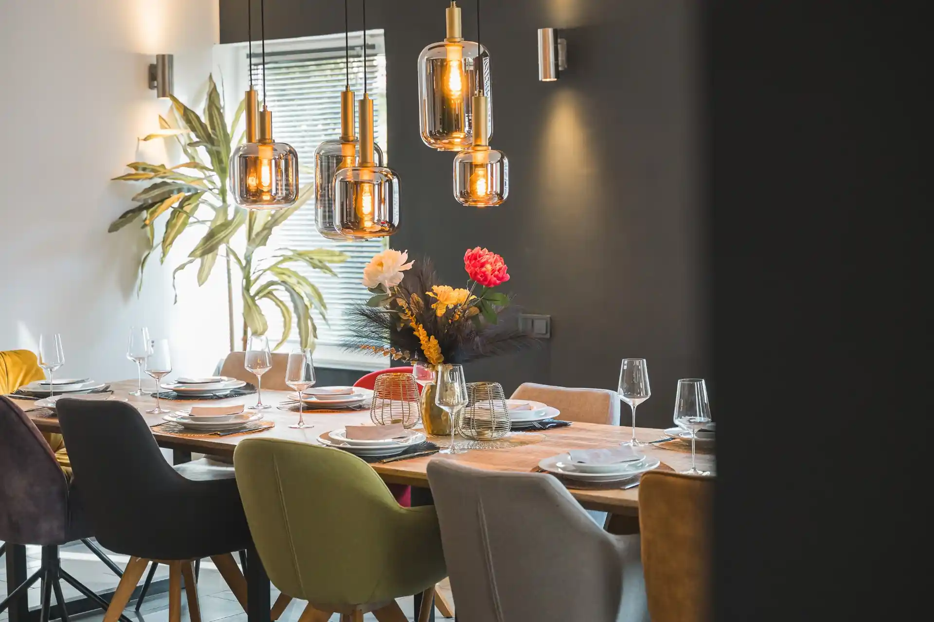 ein großer Esstisch für Gruppen in stilvollem Ambiente