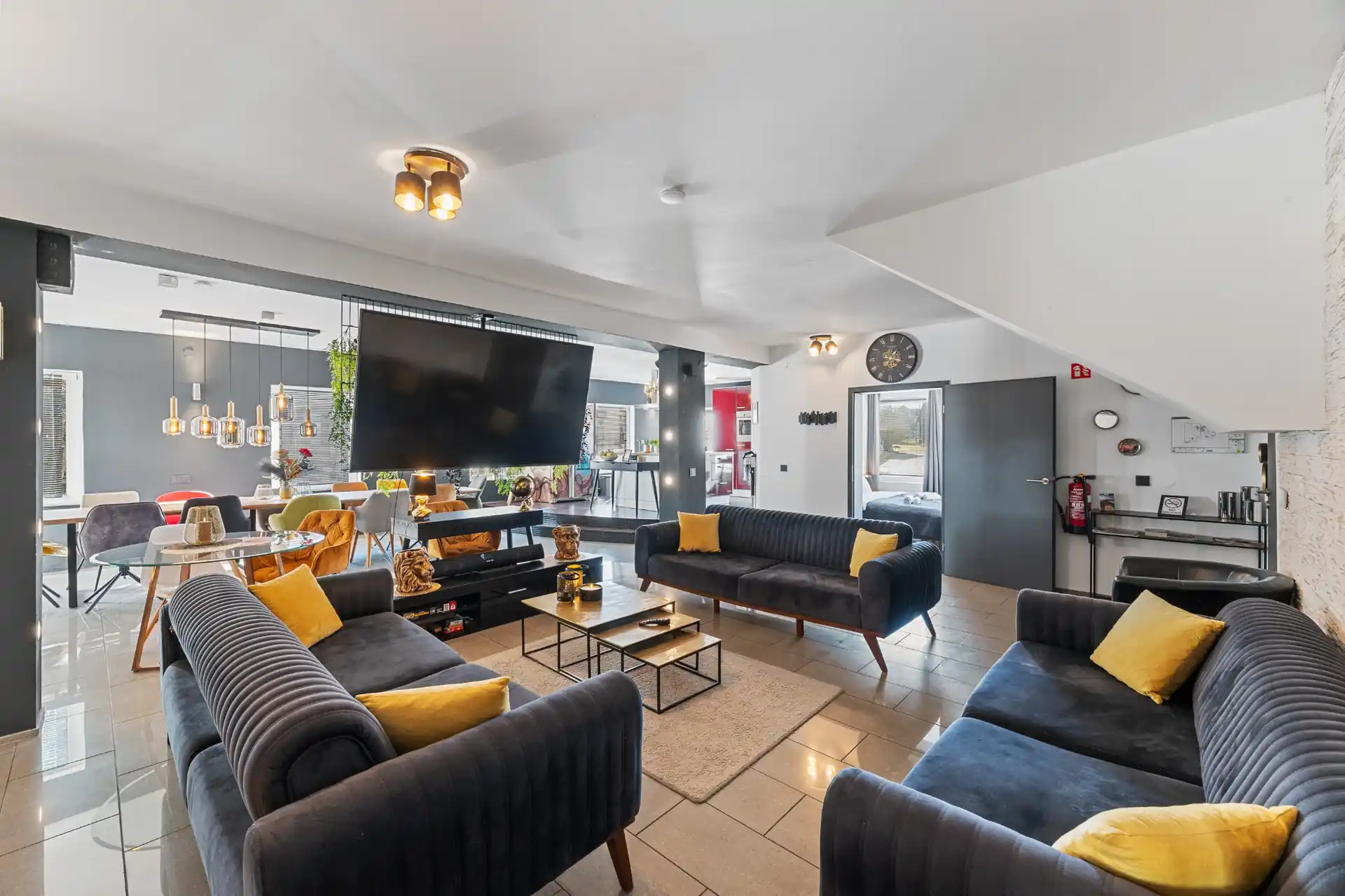 Großes Wohnzimmer mit Sofa und TV im Ferienhaus Die 16 Rosenfeld