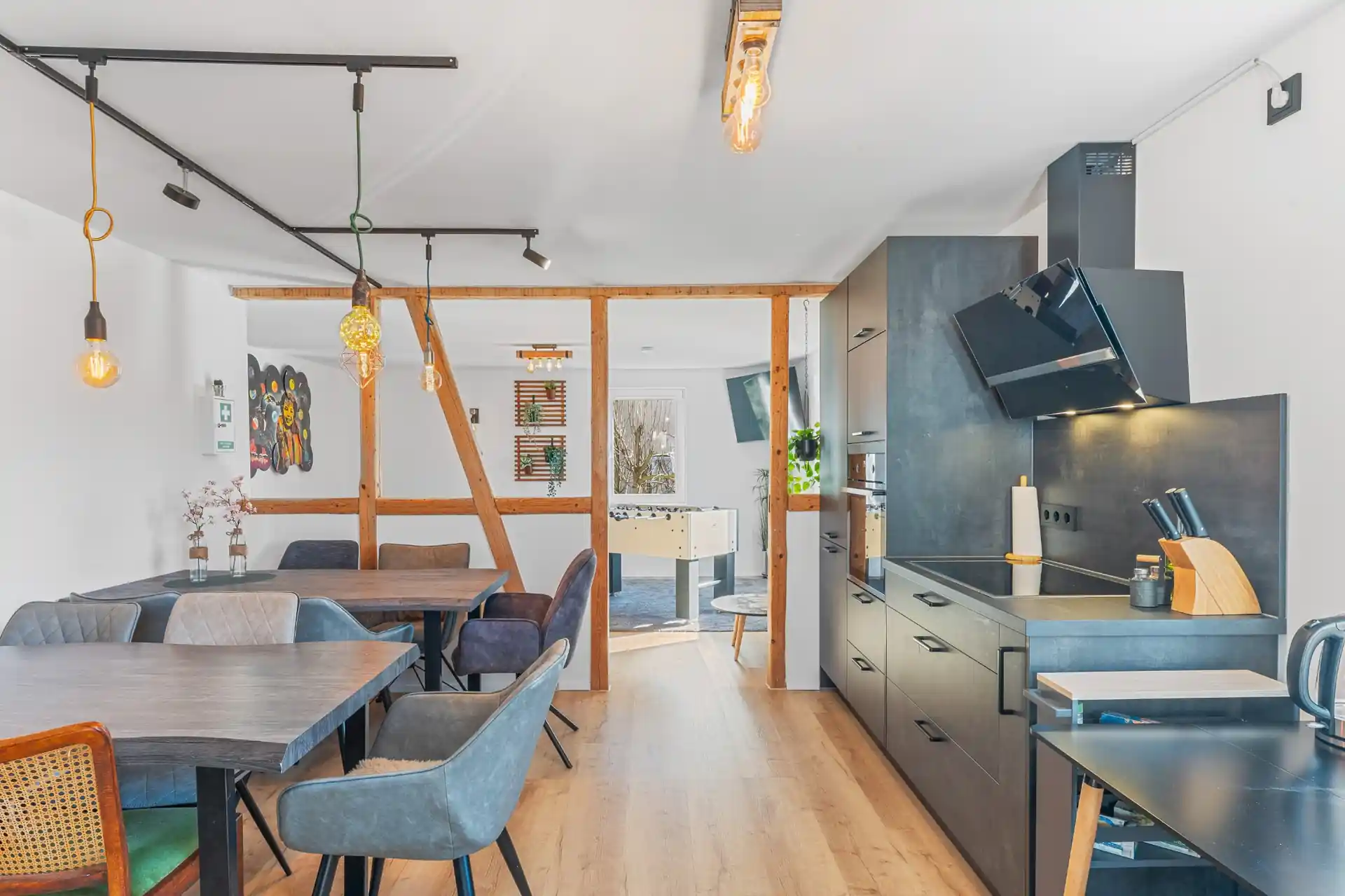 Voll ausgestattete Küche mit Essbereich für Gruppen im Ferienhaus Die 16 Rosenfeld