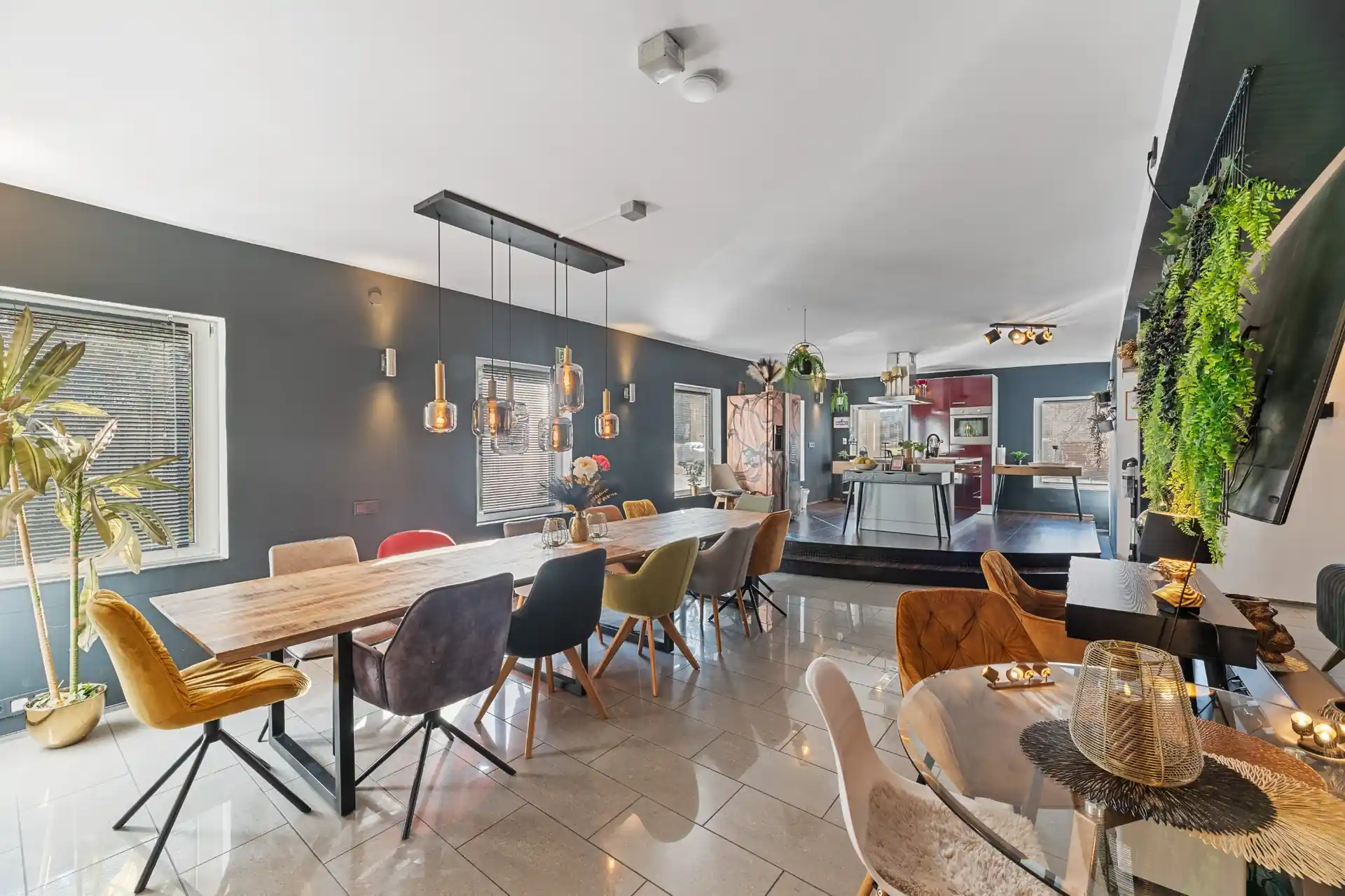 Großer Esstisch für Gruppen im Ferienhaus Die 16 Rosenfeld