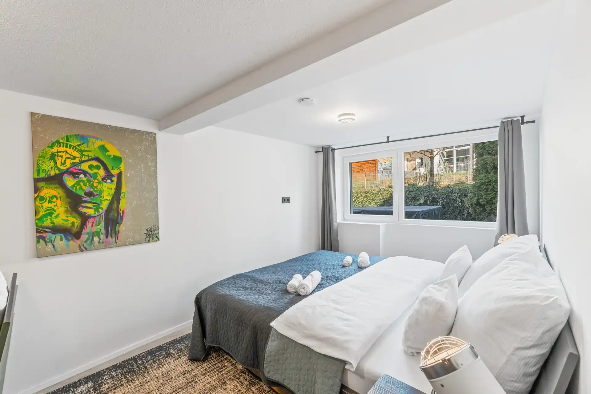 Helles Schlafzimmer mit zwei Betten im Ferienhaus Die 16 Rosenfeld