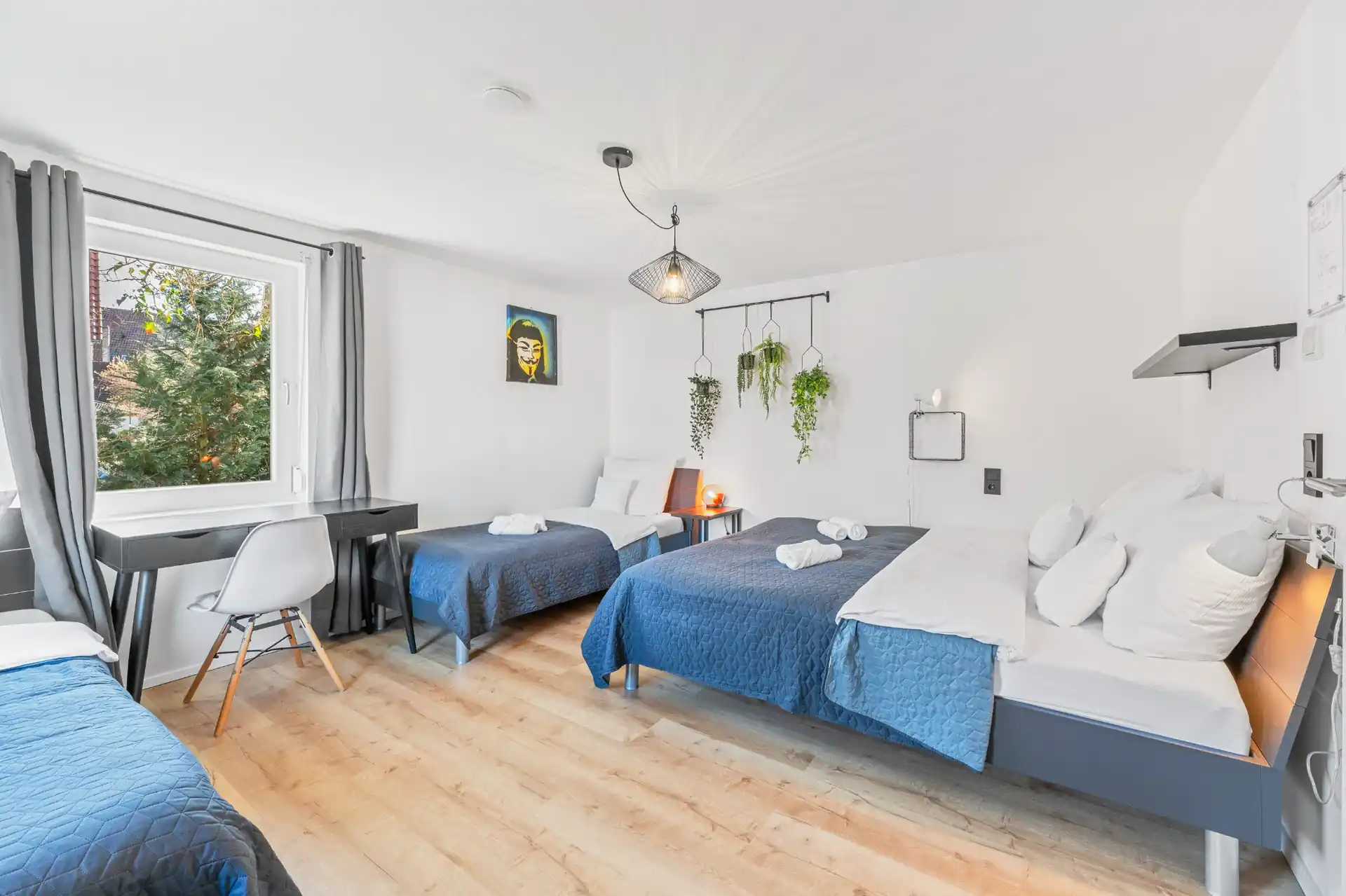 Großes Schlafzimmer mit mehreren Betten im Ferienhaus Die 16 Rosenfeld