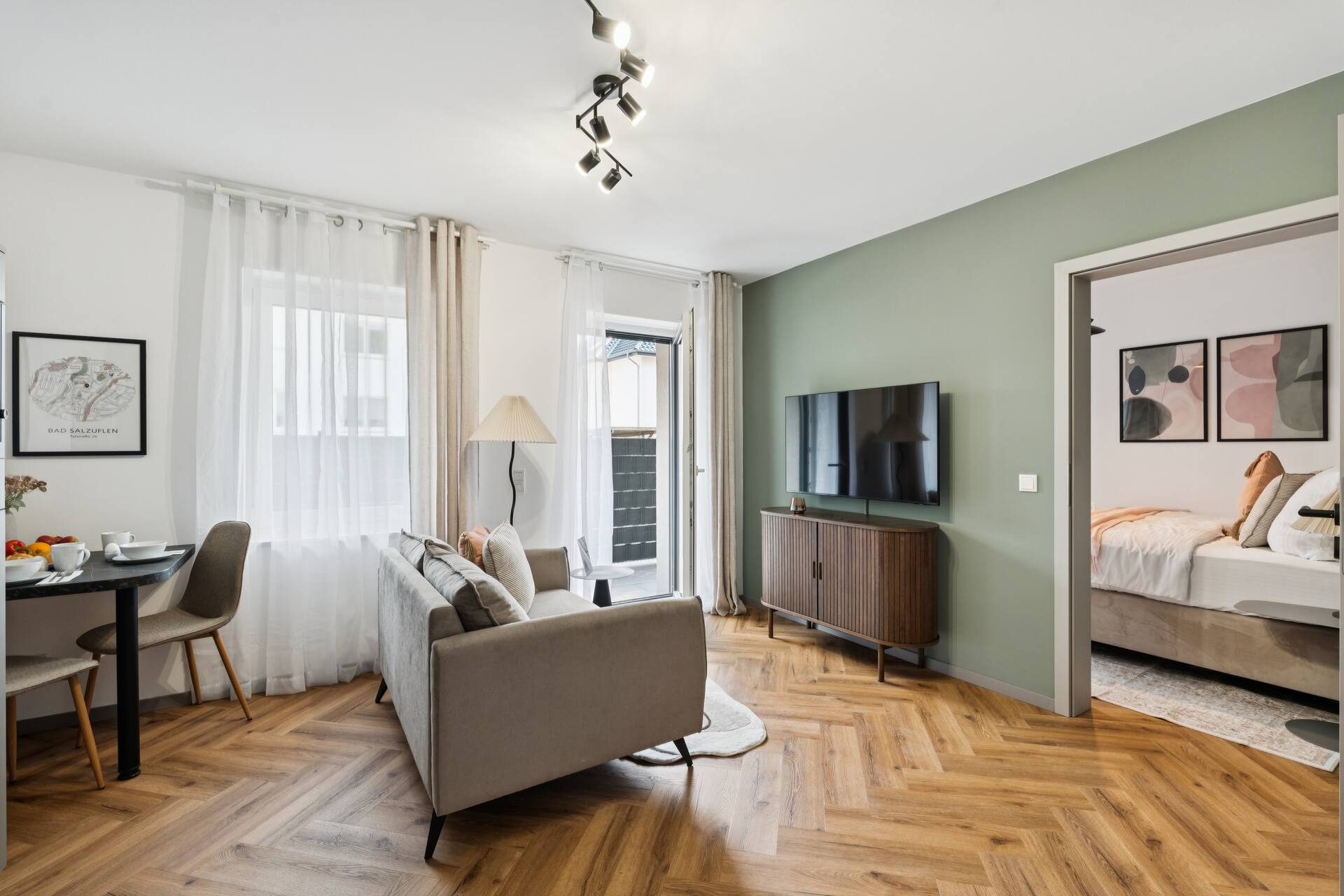 Couch mit Blick auf einen großen Fernseher