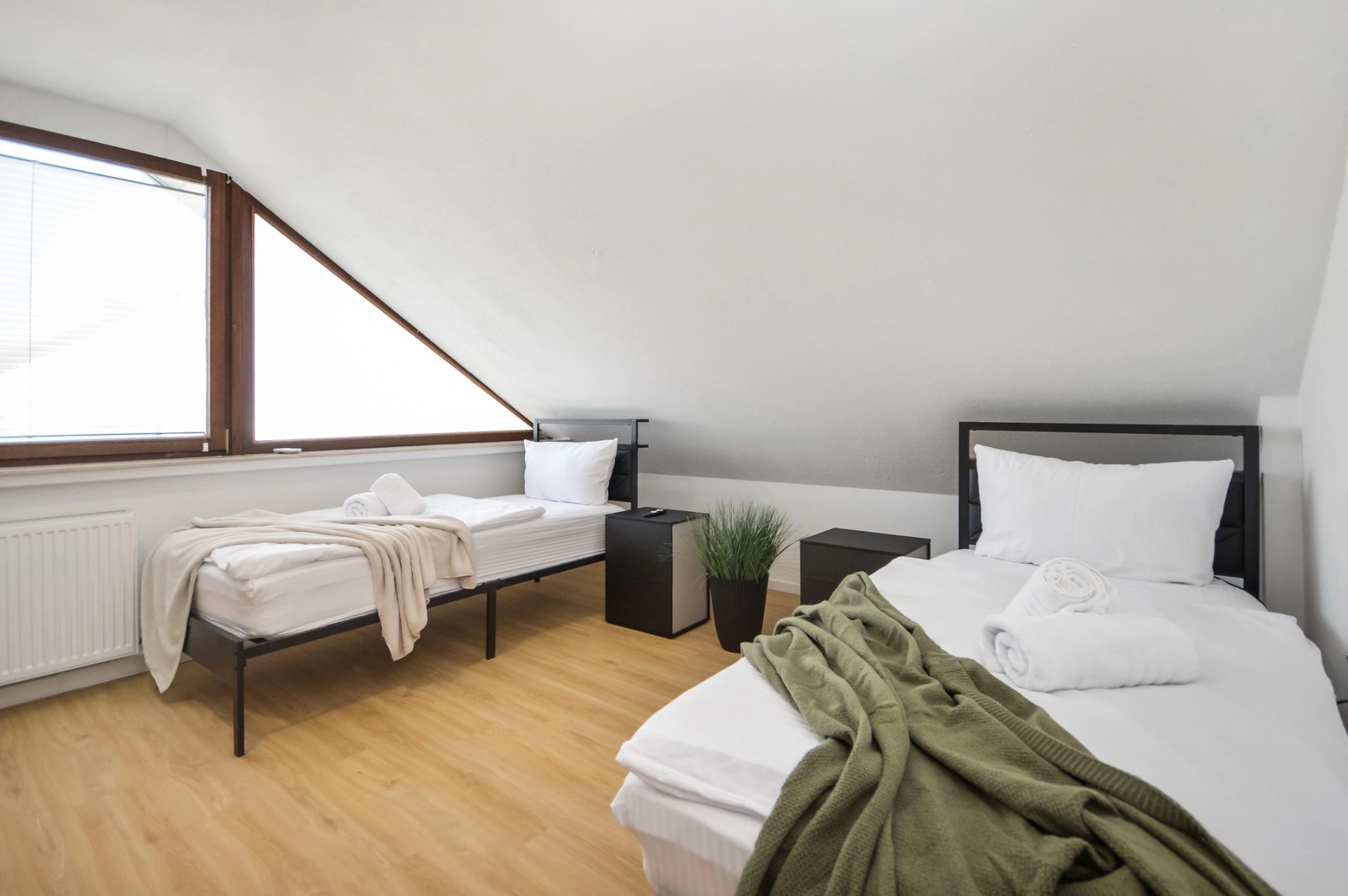 Modernes Zweibettzimmer im Sandstraße Apartment in Detmold mit zwei Einzelbetten und heller Einrichtung.