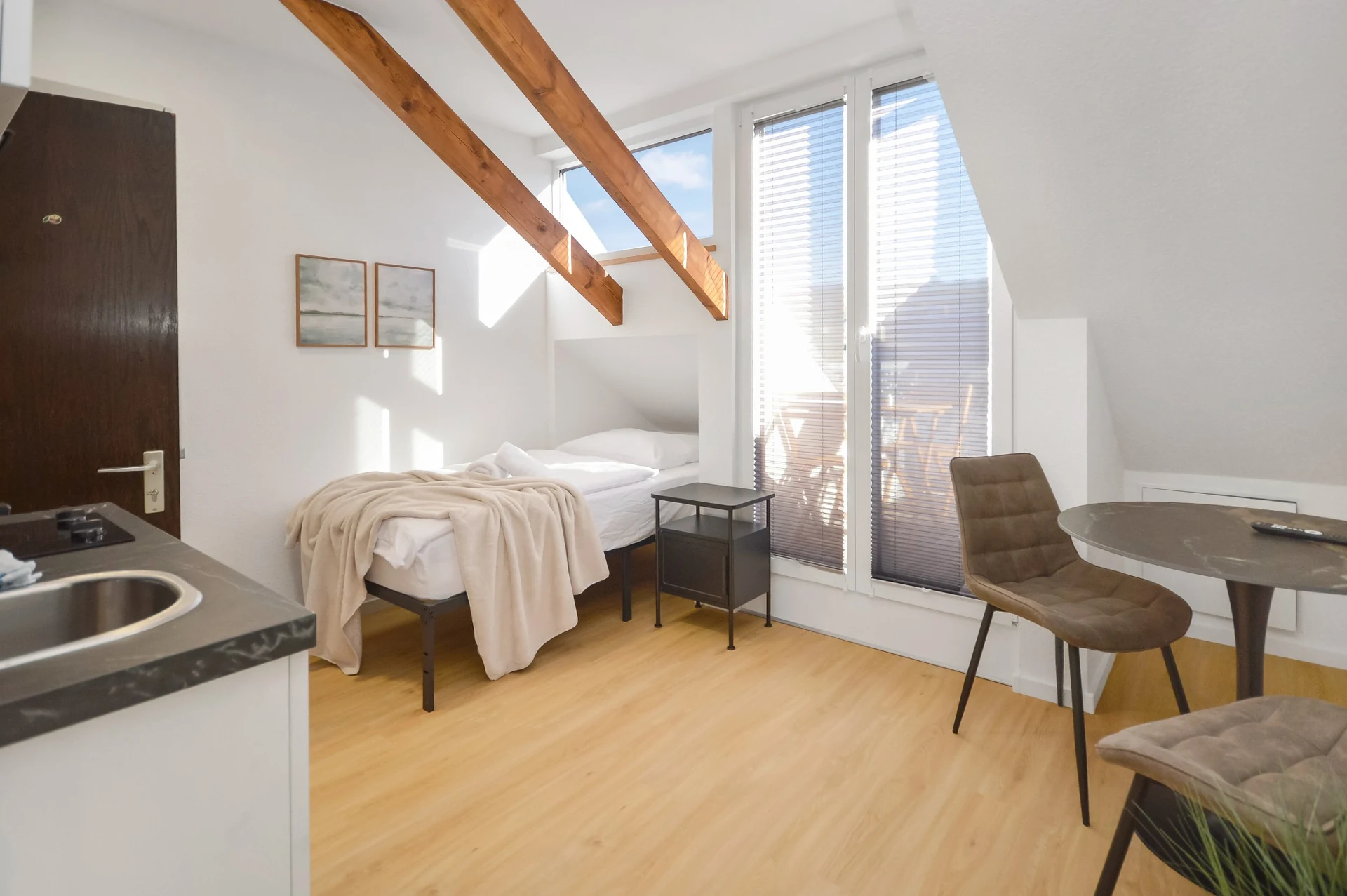 Helles Einzelzimmer mit Kitchenette und Balkon im Sandstraße Apartment in Detmold.