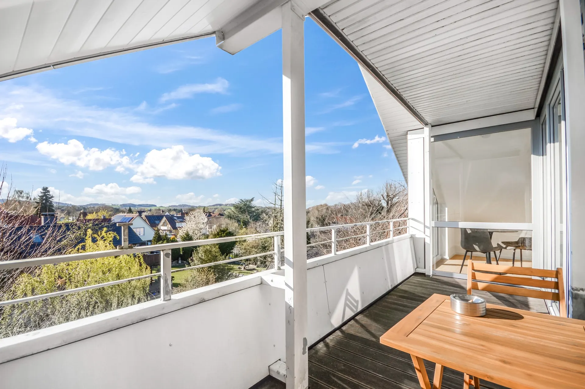 Großer Balkon mit Sitzbereich und schöner Aussicht im Sandstraße Apartment in Detmold.