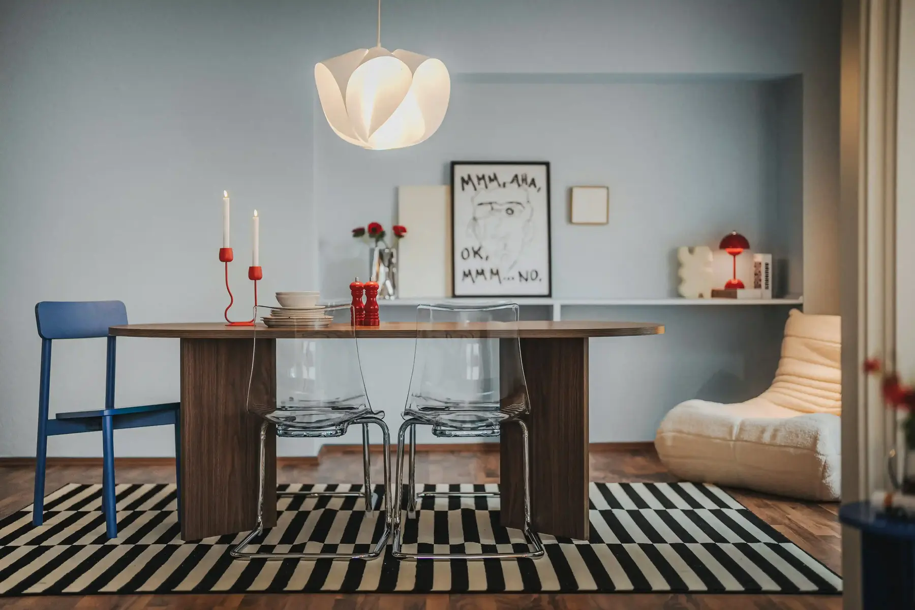Esszimmer mit Essstühlen und sehr stylischer, hochwertiger Inneneinrichtung
