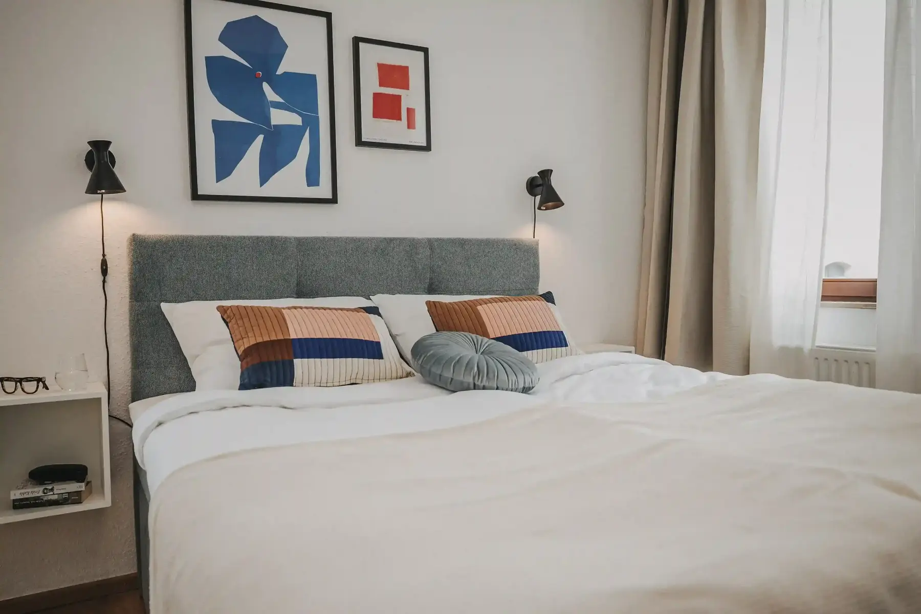 Modernes Doppelbett mit hochwertiger Bettwäsche und schöner Dekoration
