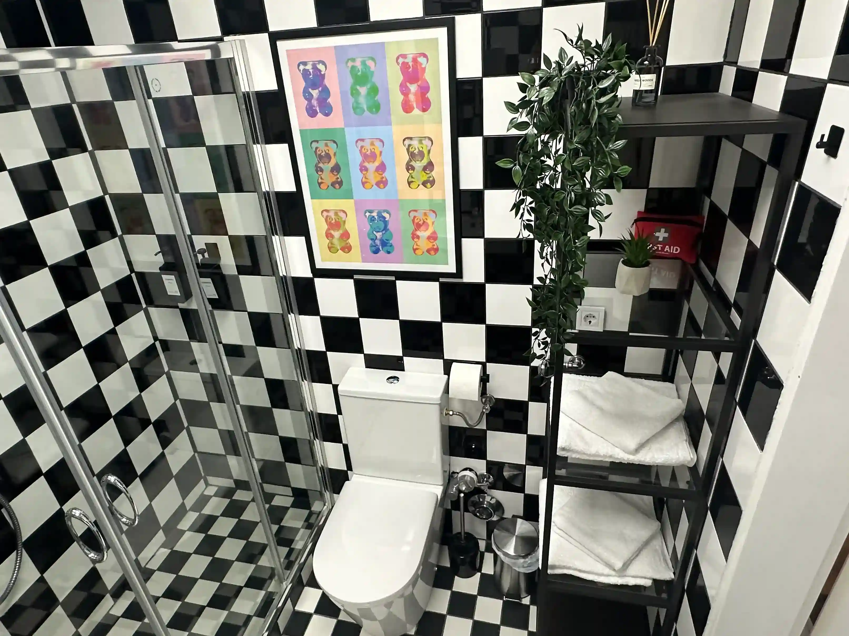 Toilette mit bunter Wandkunst und Regal