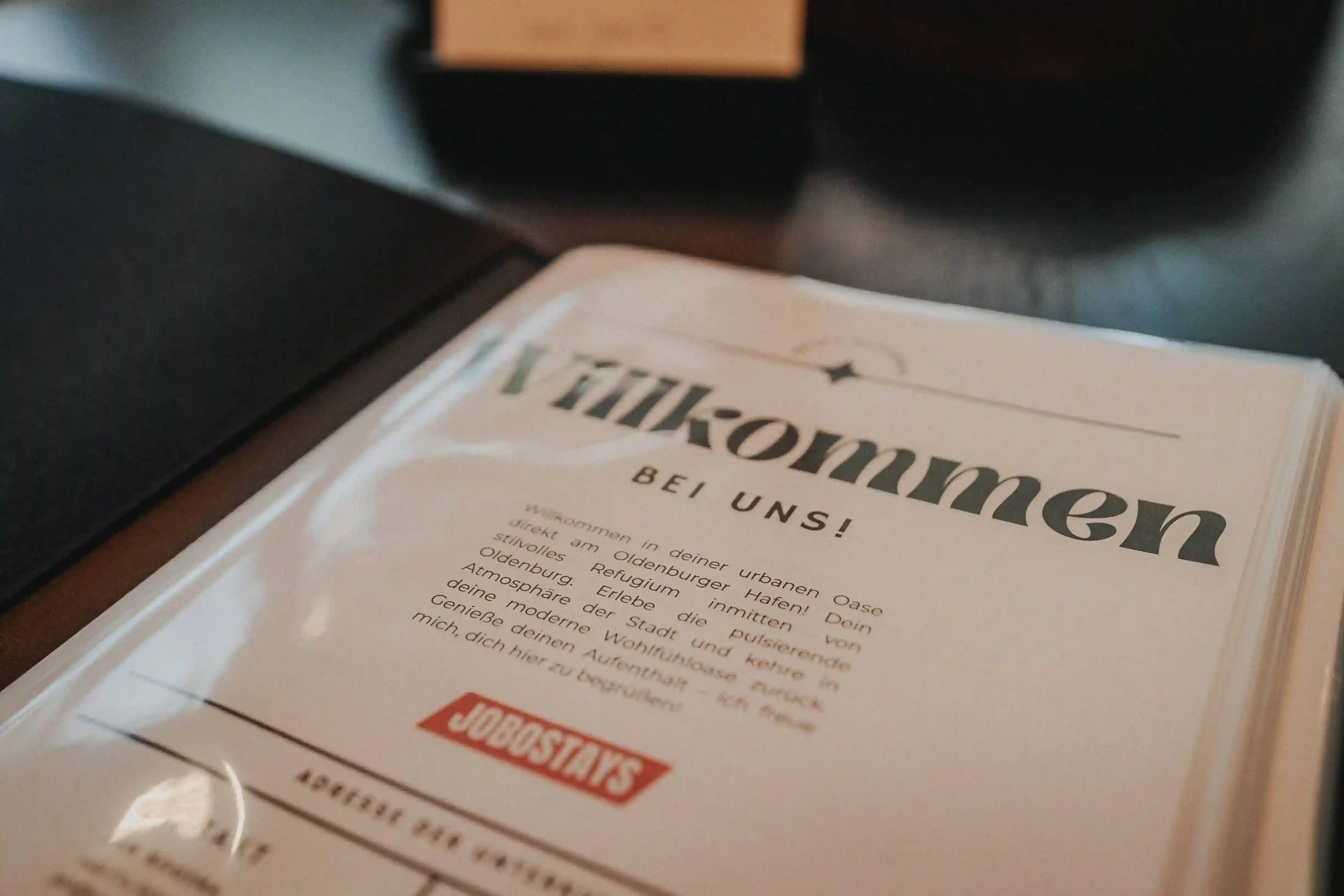 Willkommenstext im Gästebuch mit Logo „Jobostays“