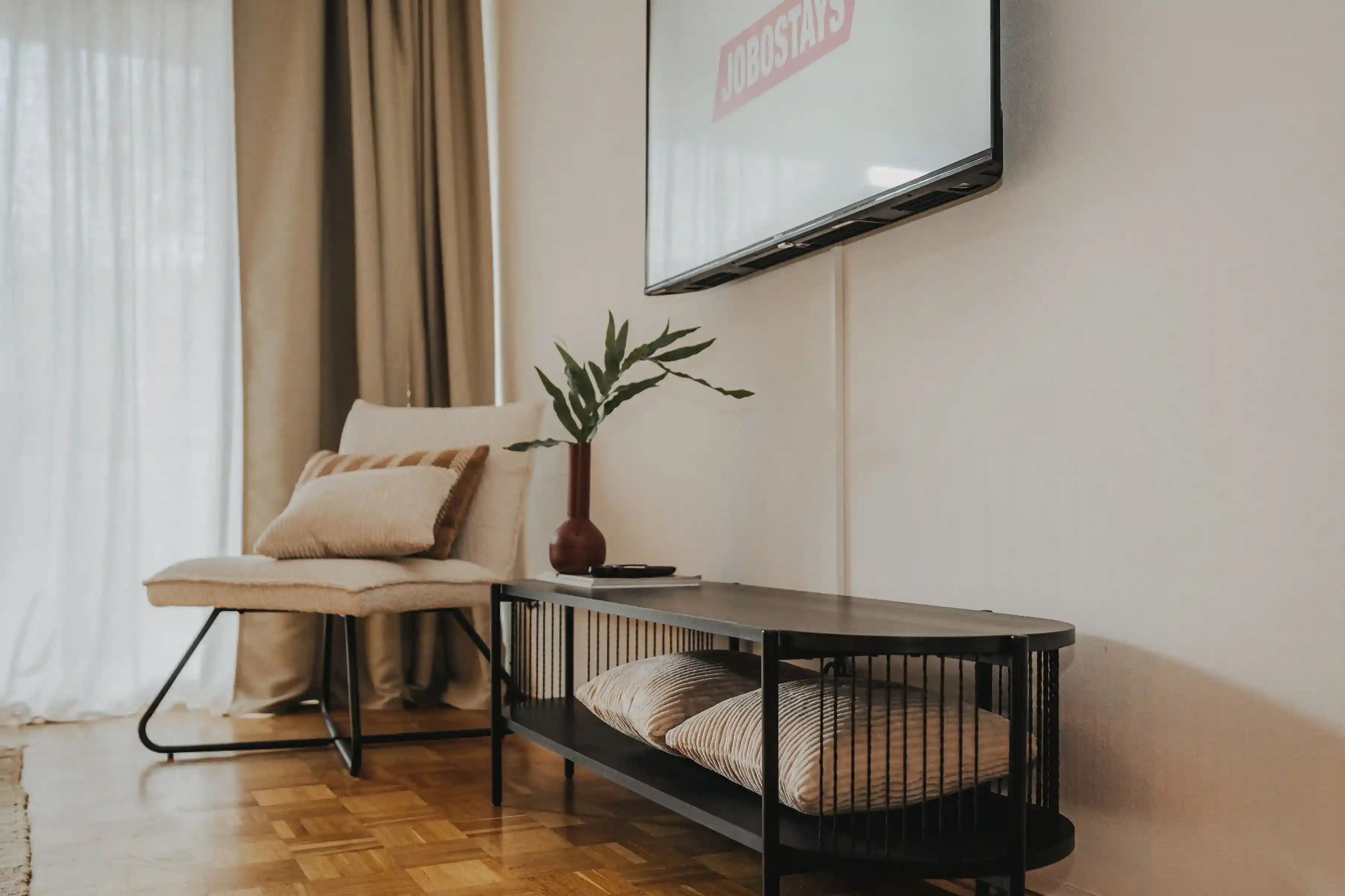 Fernsehecke mit Sessel und Sideboard