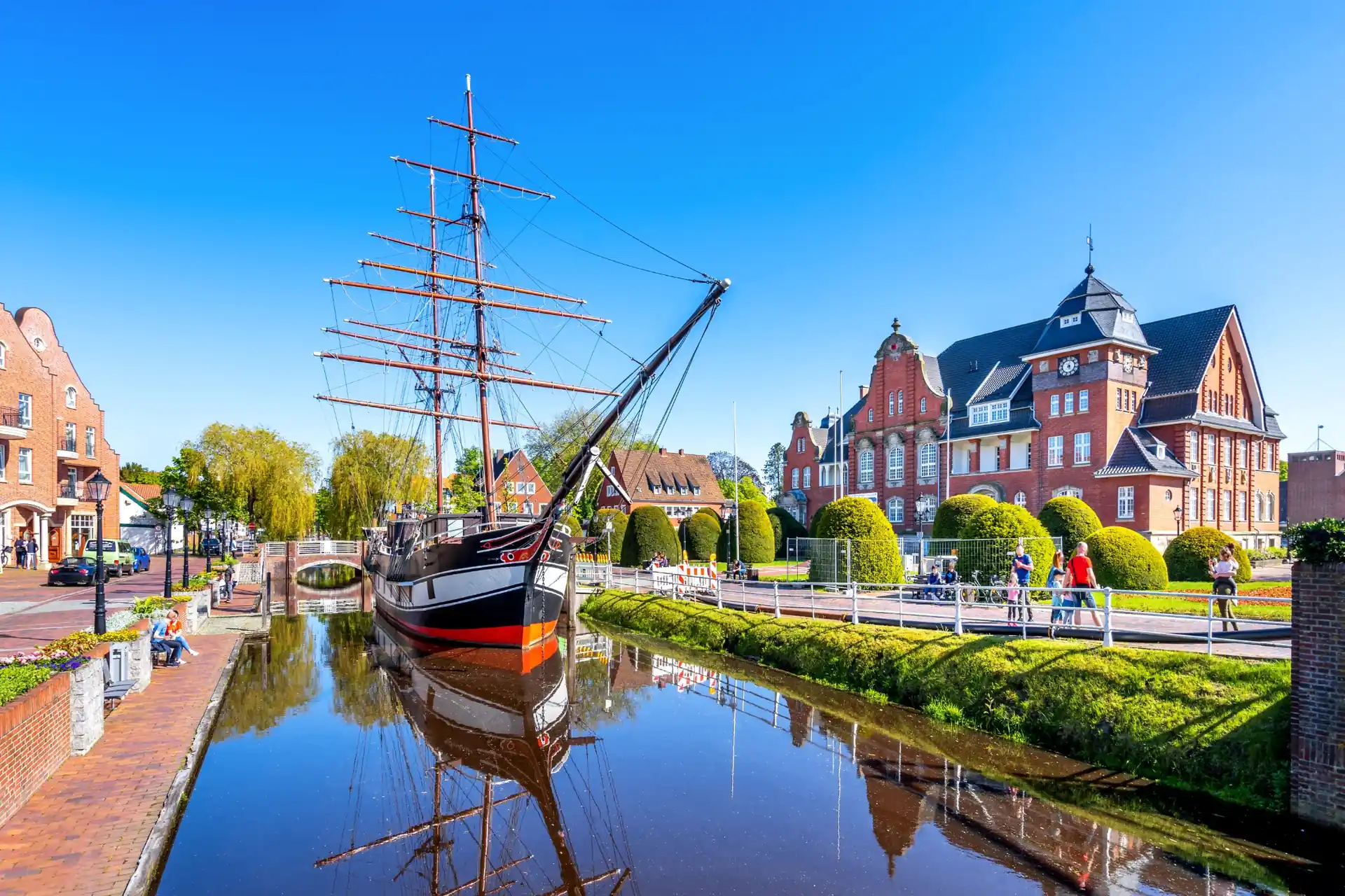 Historisches Segelschiff am Hauptkanal in Papenburg