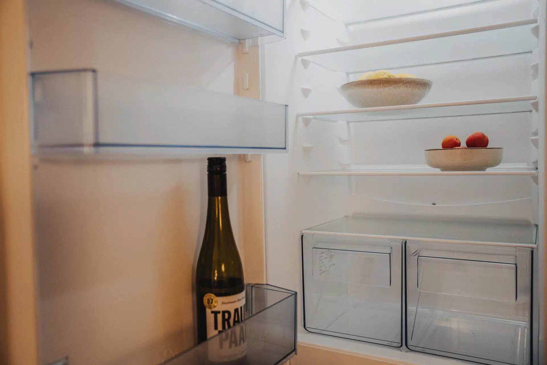 Kühlschrank von innen mit Wein und Obst
