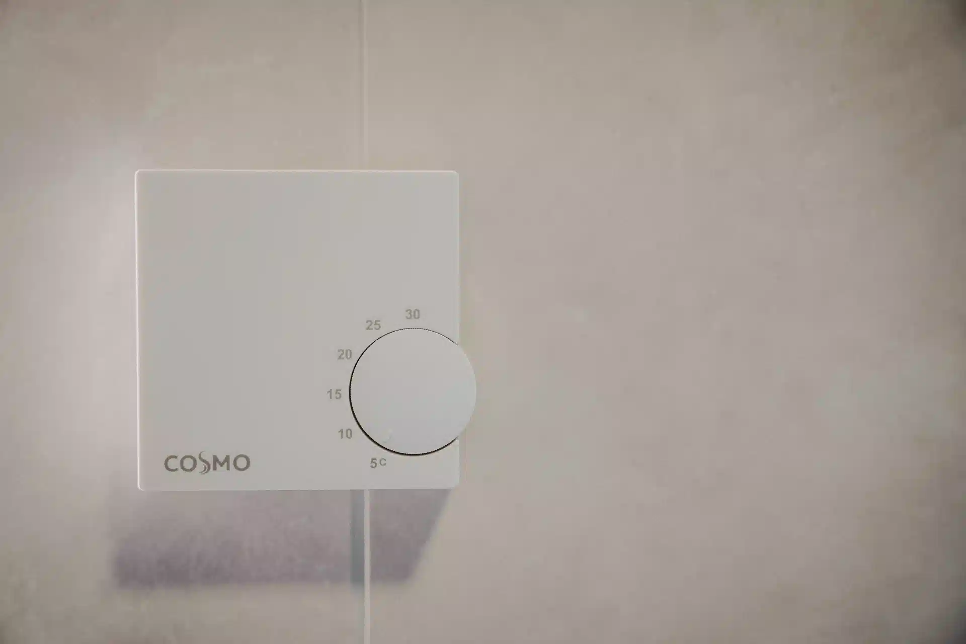 Thermostat für die Fußbodenheizung an der Wand