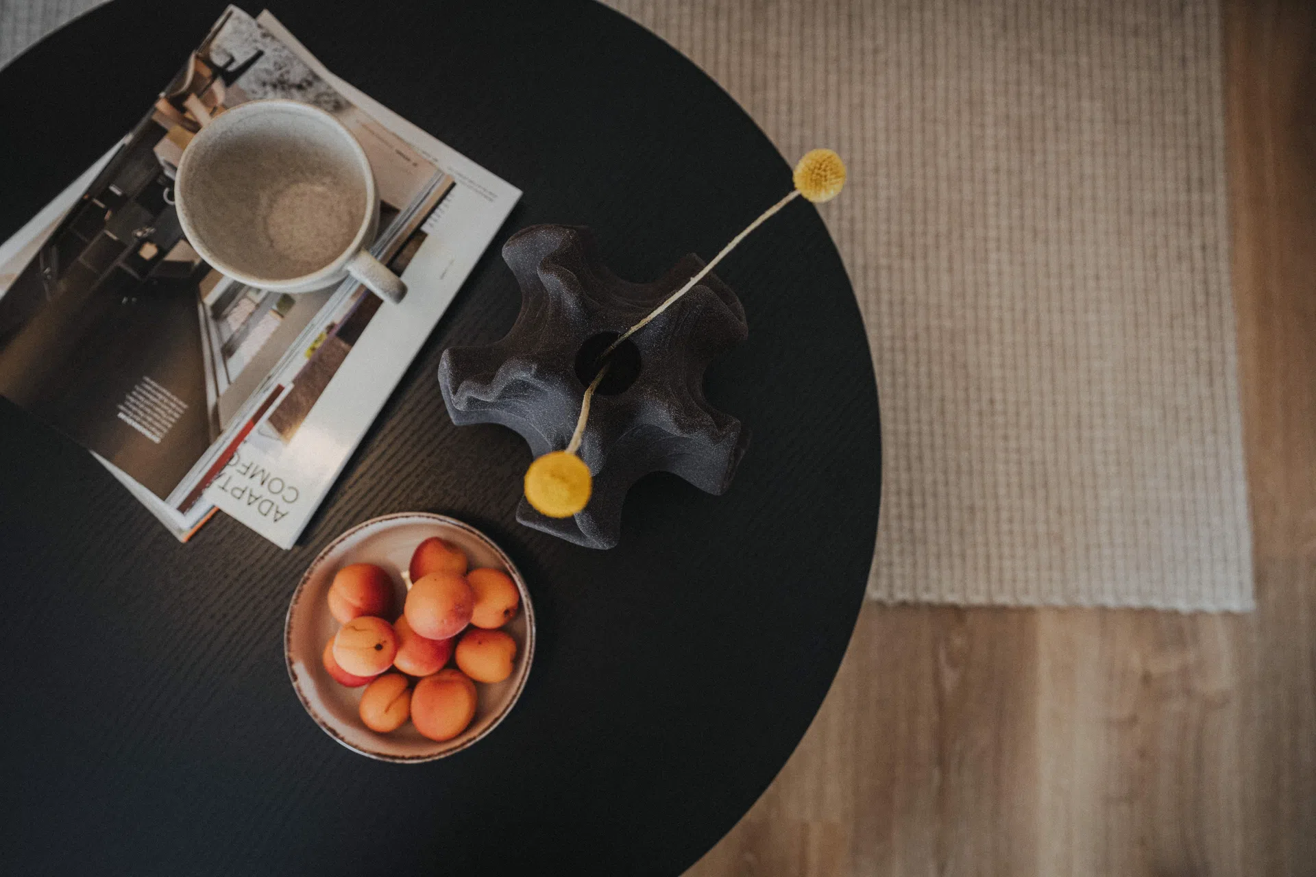 Couchtisch von oben mit Tasse, Zeitschriften und Aprikosen