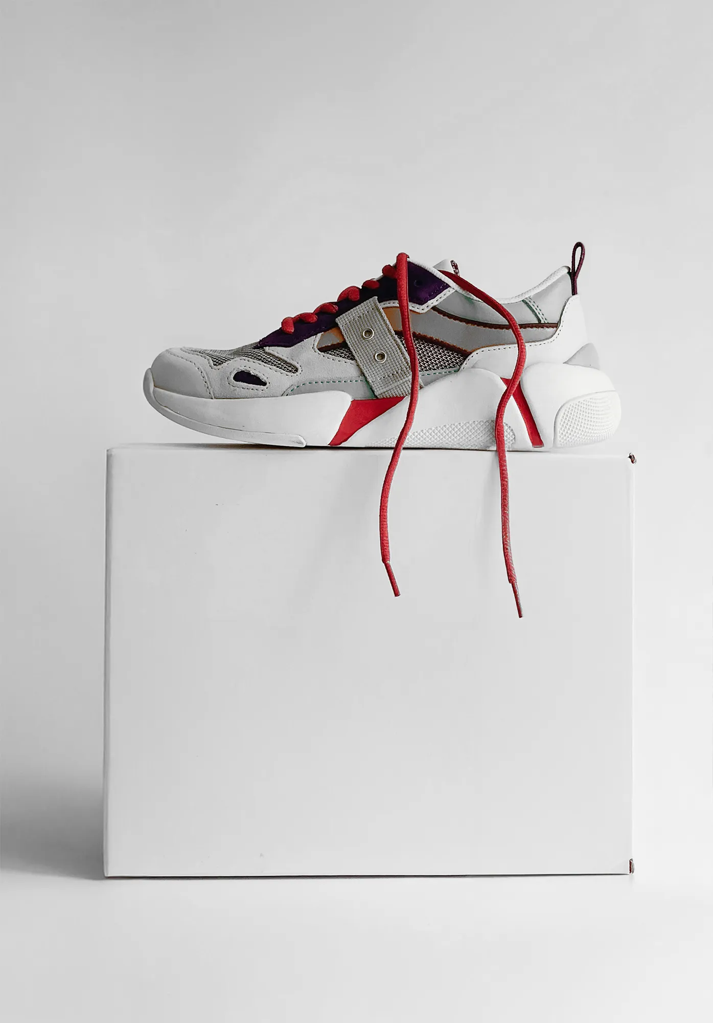A single shoes in white background on box.