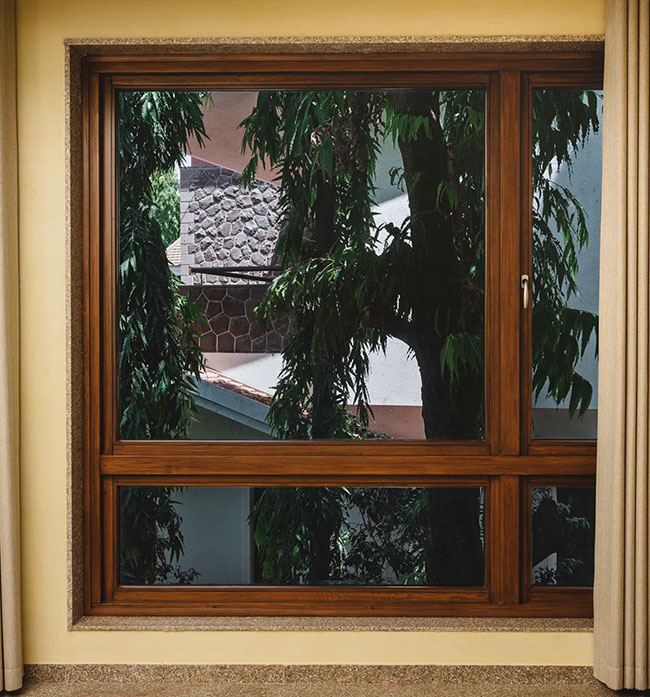 Yellow-Wood-Casement-Residence