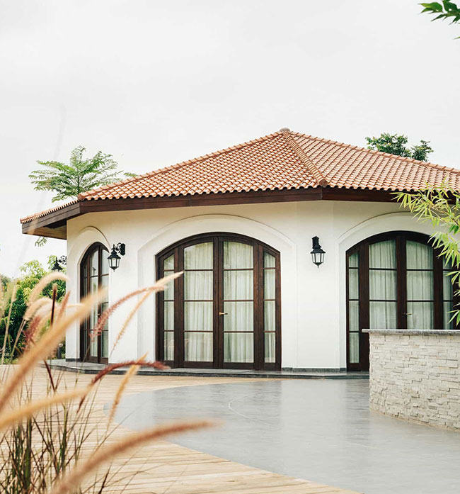 Circular-Wood-Door-Residence