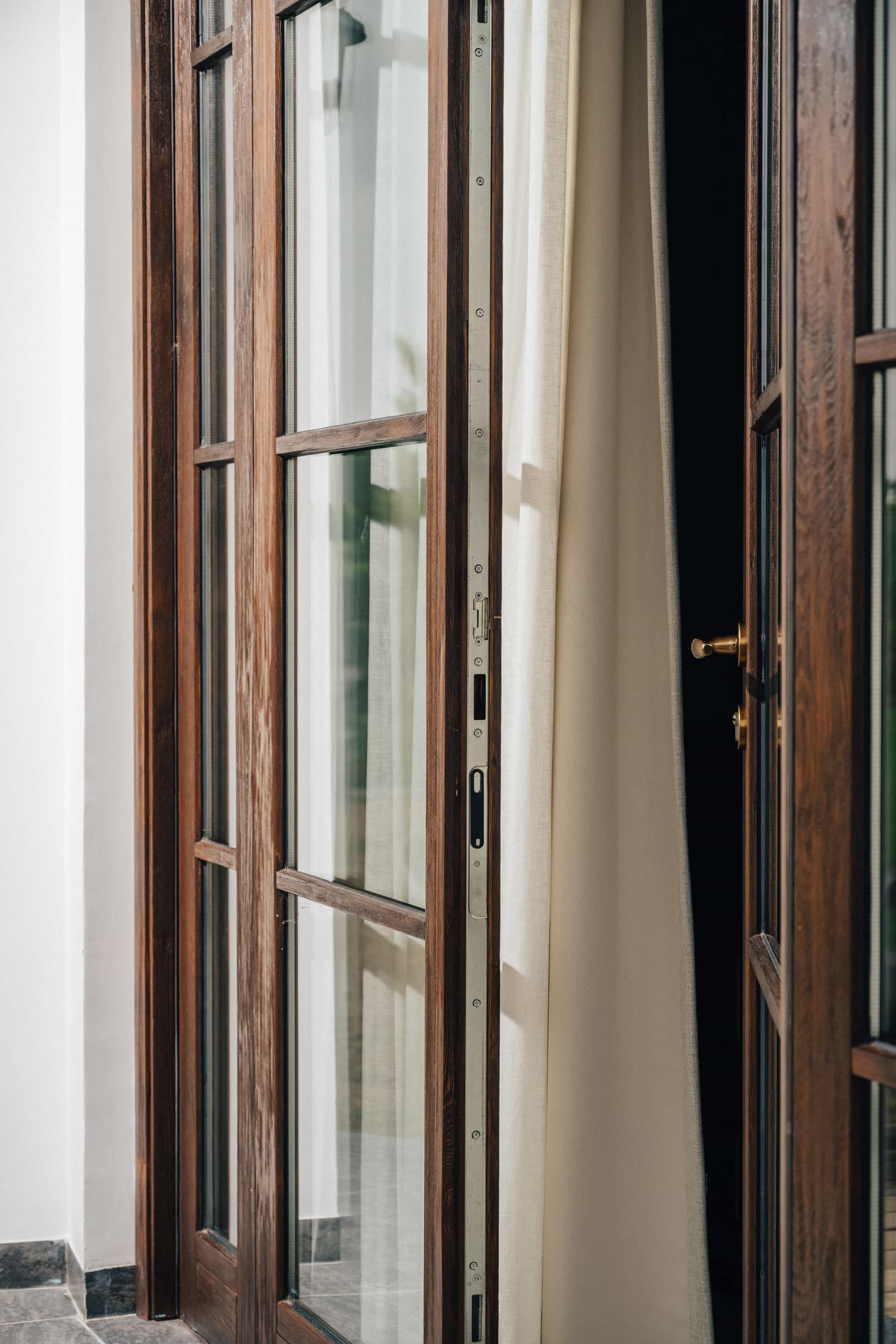 Circular-Wood-Door-Residence15