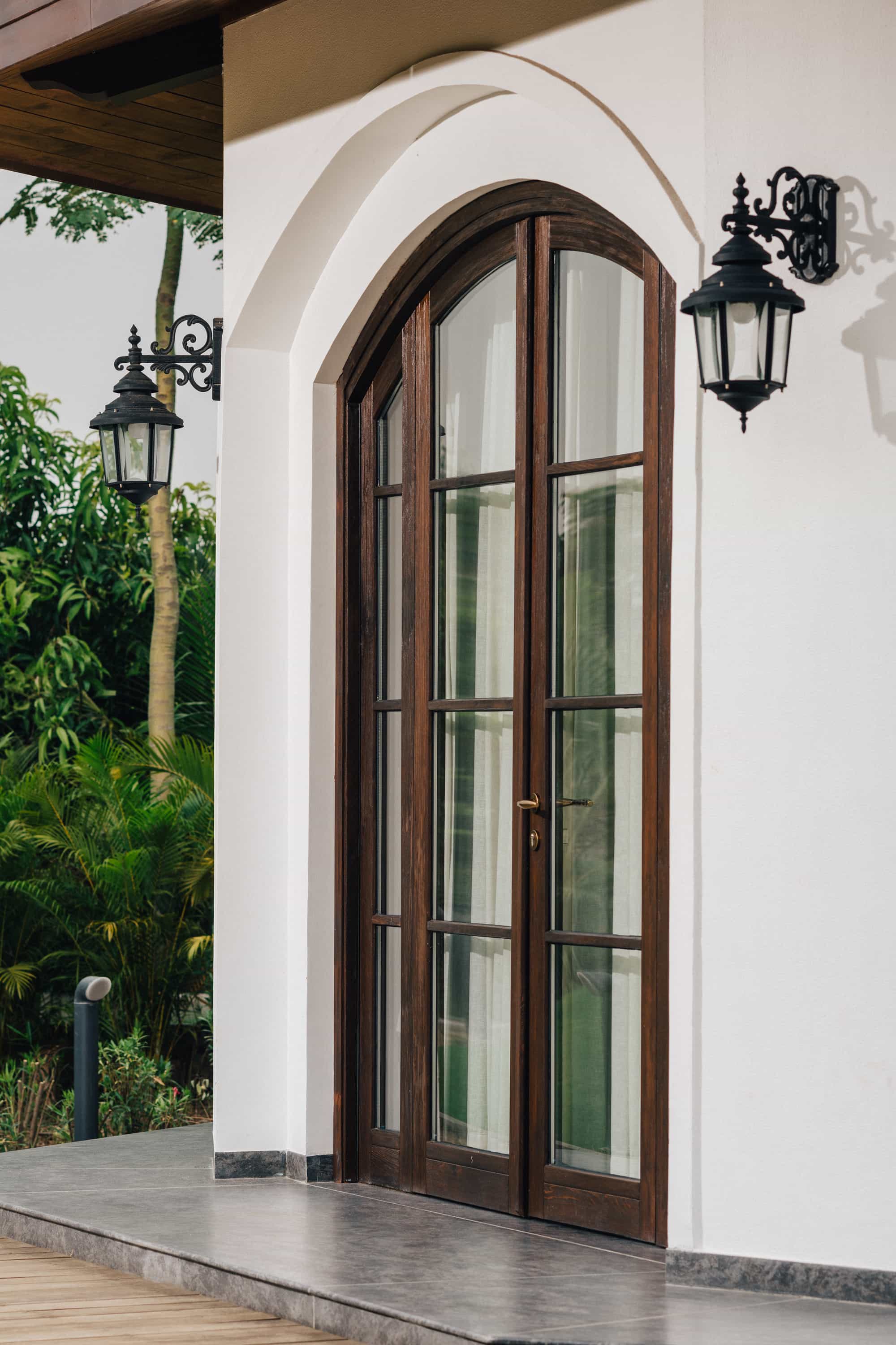 Circular-Wood-Door-Residence9