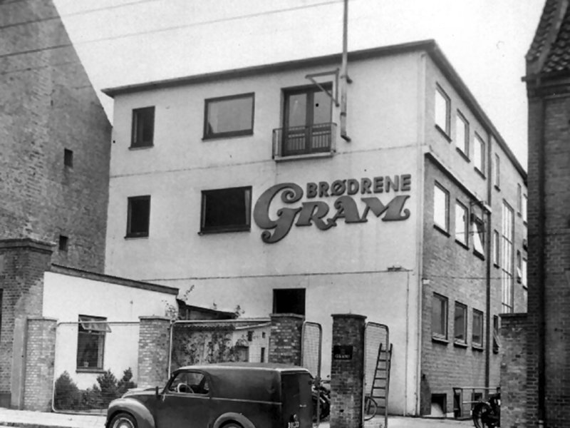 image of assembly process (for a manufacturing plant)