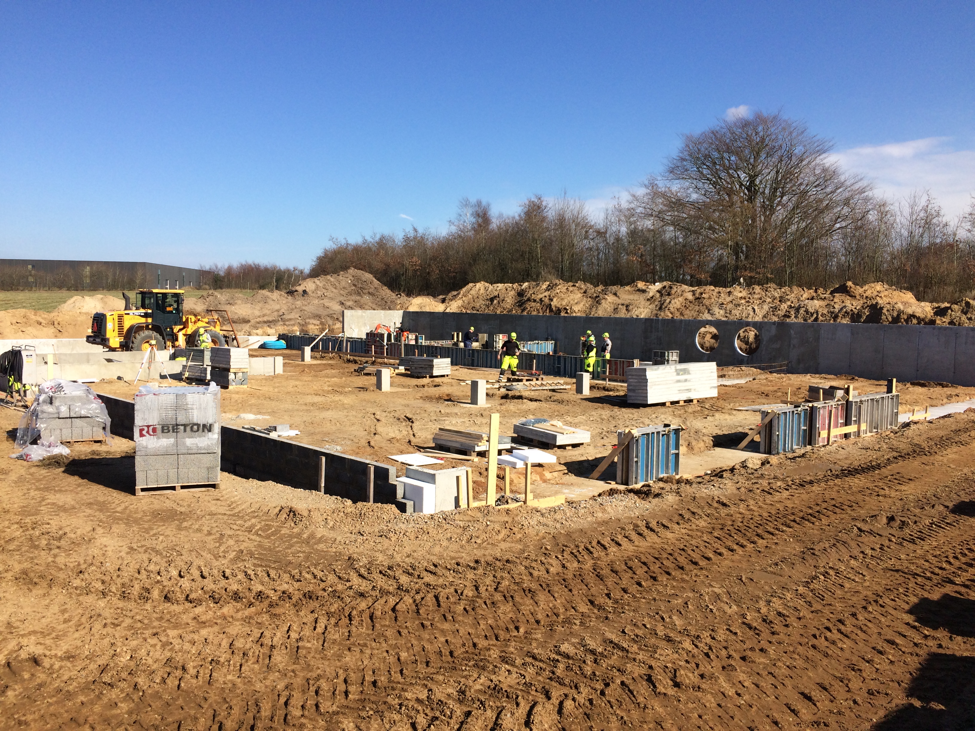 image of assembly process (for a manufacturing plant)