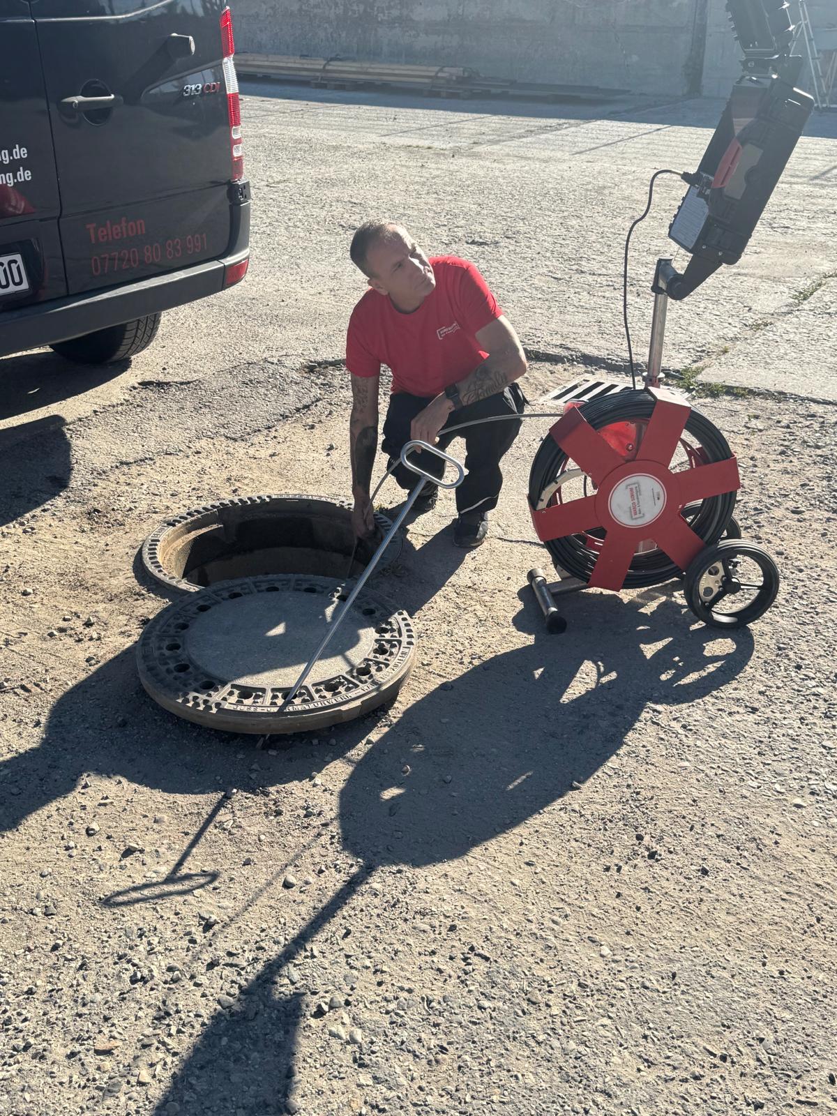 Marco Schum bei der Kanalortung