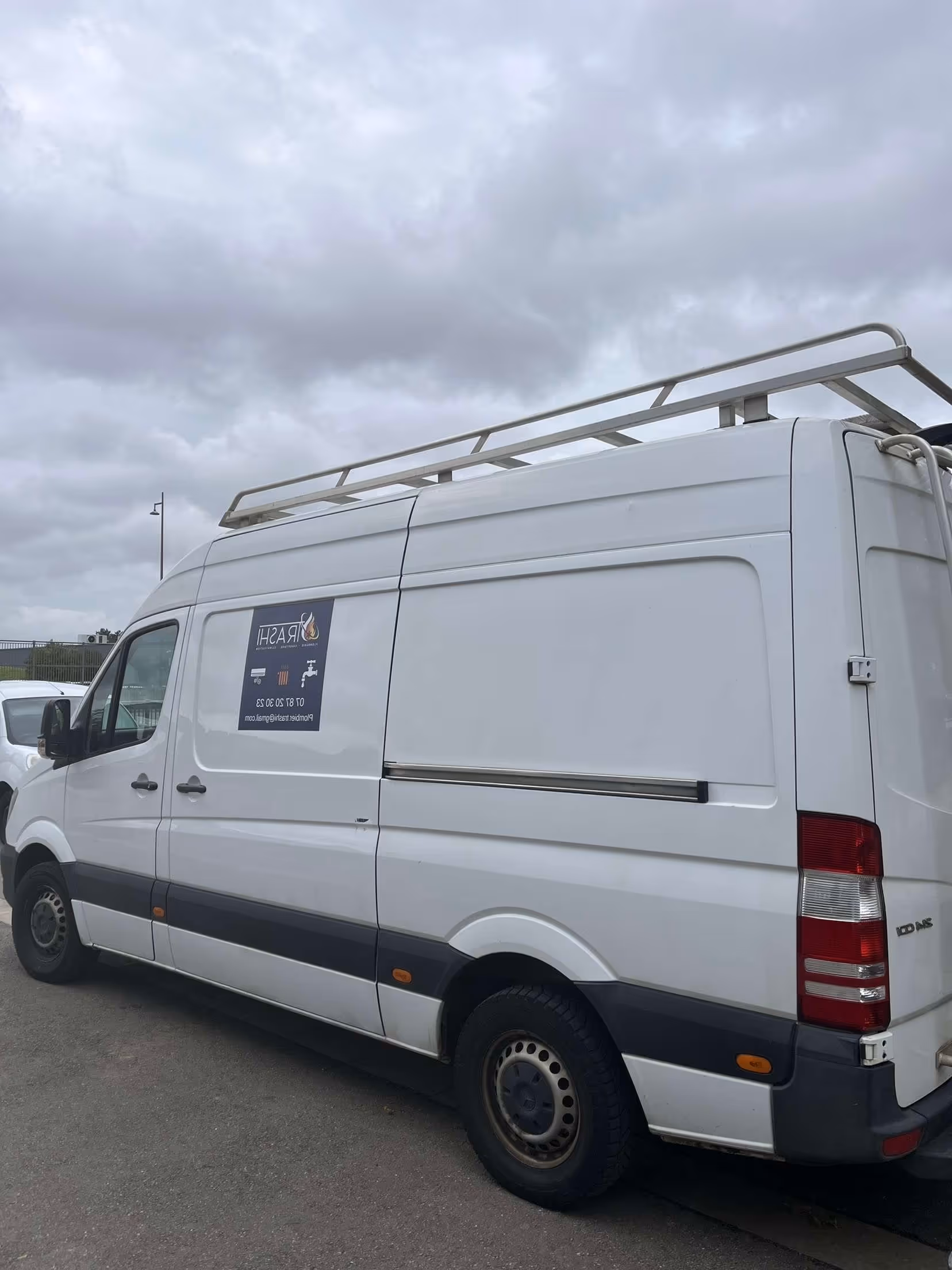 Camionnette de Trashi Plombier avec logo de l'entreprise