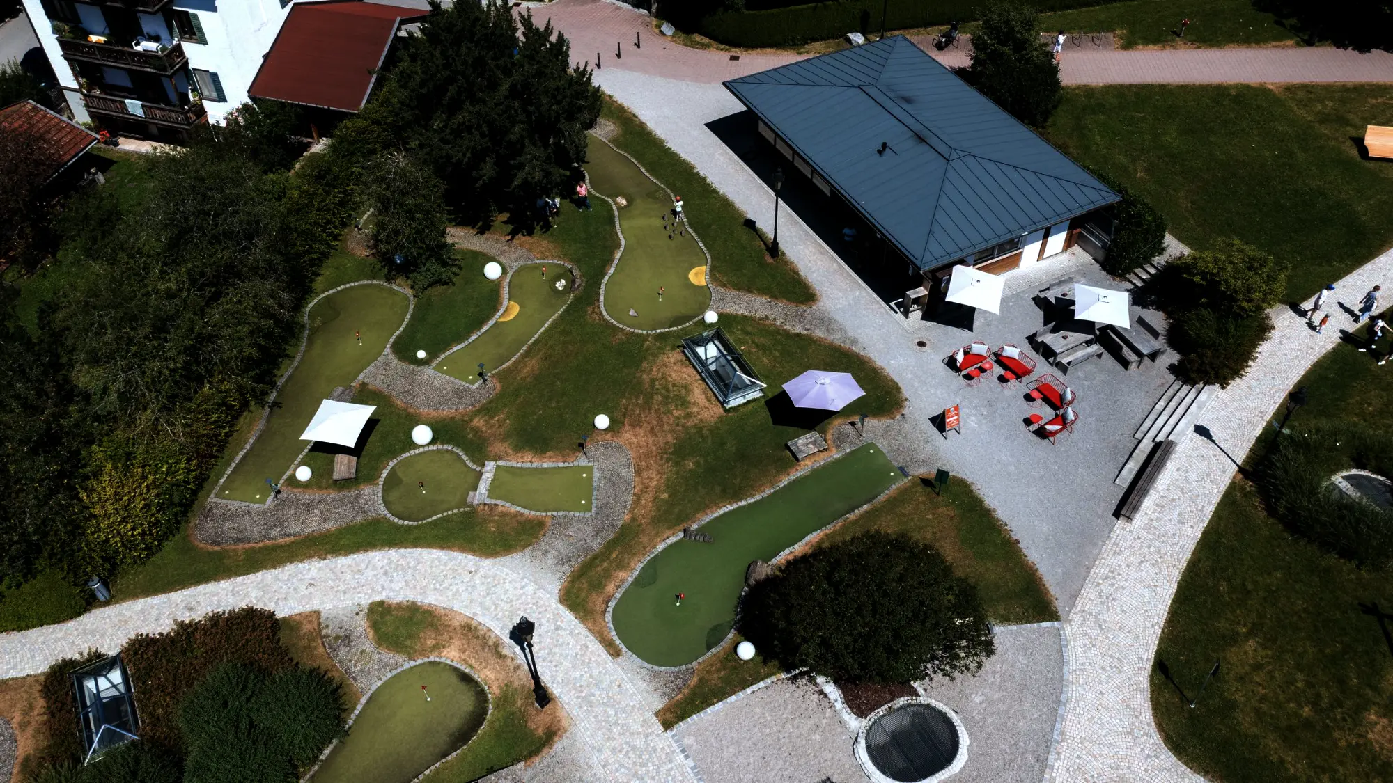 Luftbild der Minigolfanlage mit 18 Bahnen beim medius in Tegernsee
