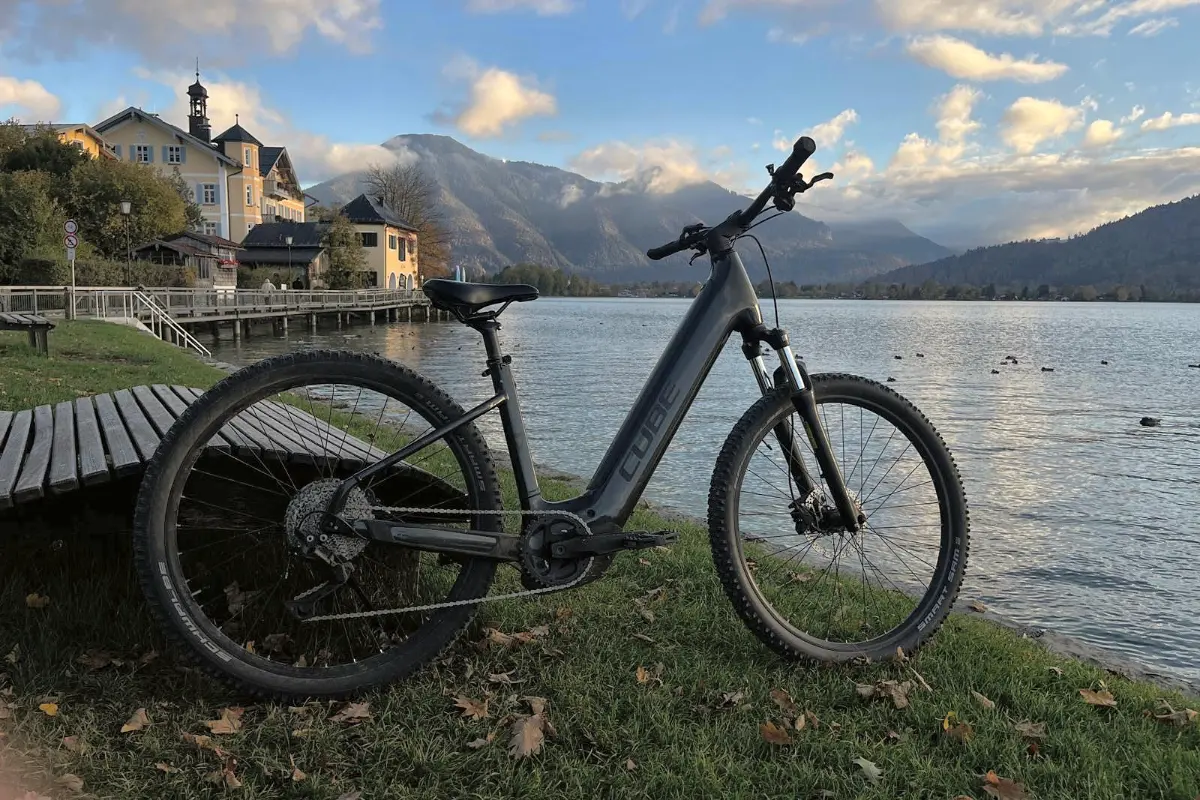 E-Mountainbike Hardtail von Cube mit tiefem Einstieg am Ufer des Tegernsees