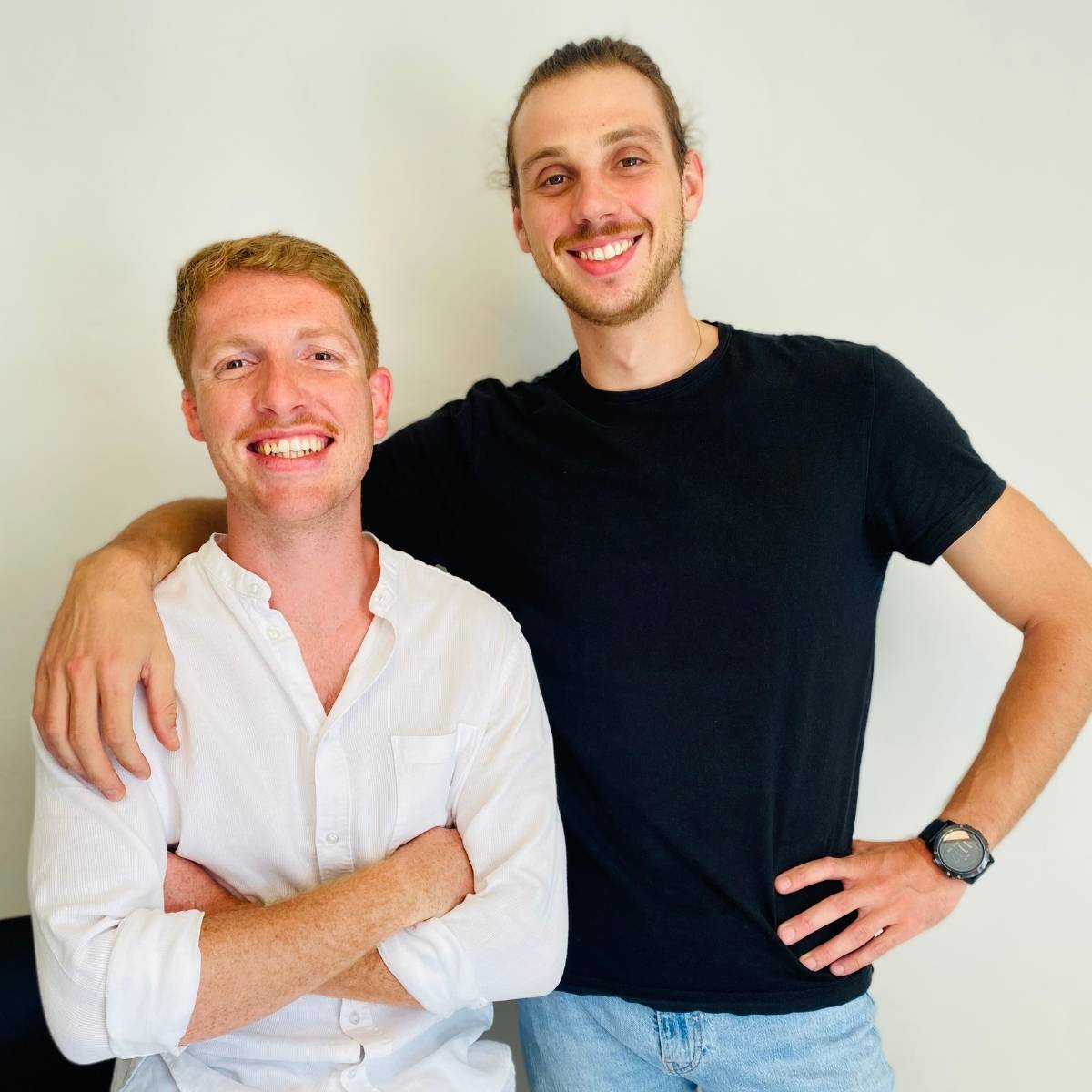 Paul et Guillaume, fondateurs de PAC SANTÉ, qui posent pour une photo professionnelle, d'un air souriant et complice