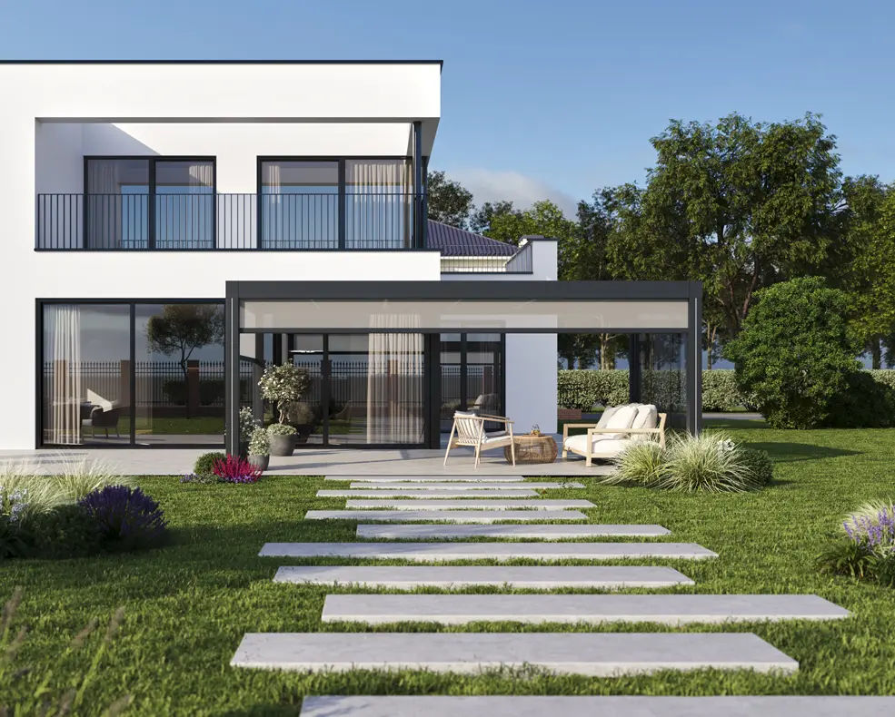 Modernes zweistöckiges weißes Haus mit großem Garten, sichtbarem Glas-Pavillon und Terrasse mit Lounge-Möbeln.