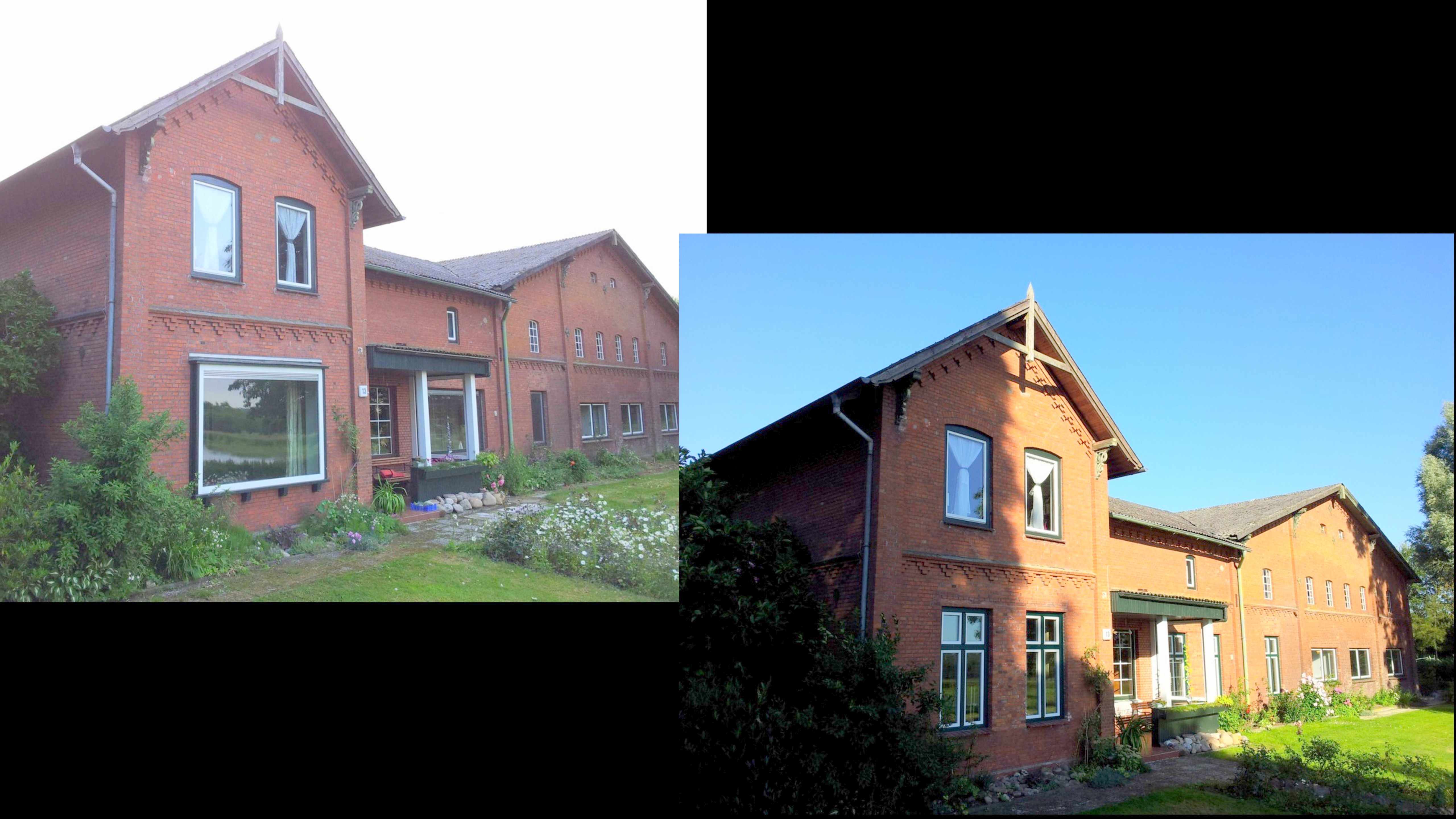 Eingangstür aus hellem Holz mit kleinem quadratischem Fenster, grauer Blumentopf mit weißen Blumen und Stufen aus Naturstein vor der Tür eines gelb gedeckten Hauses.