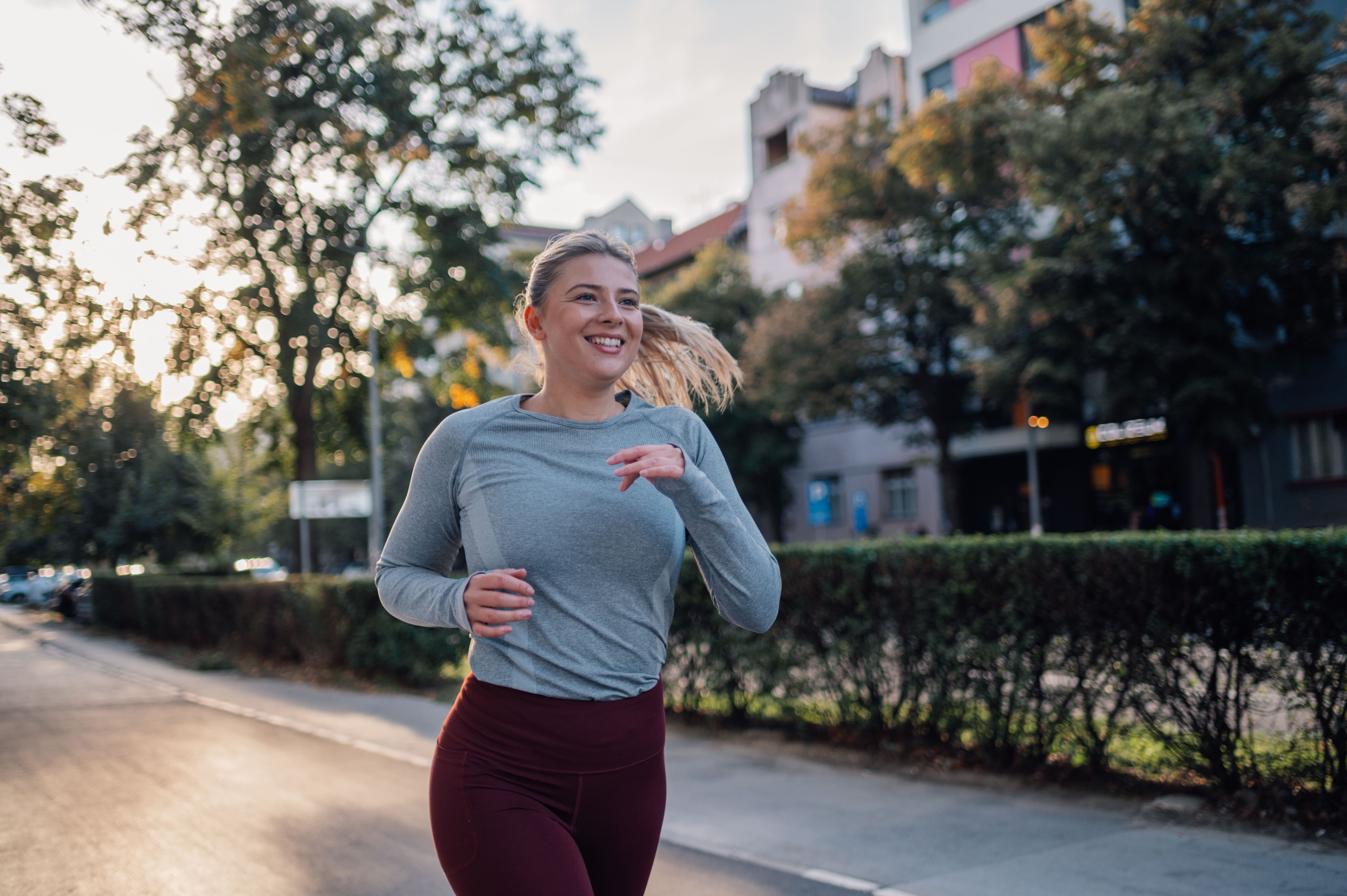 Jeune femme blonde en train de faire un footing