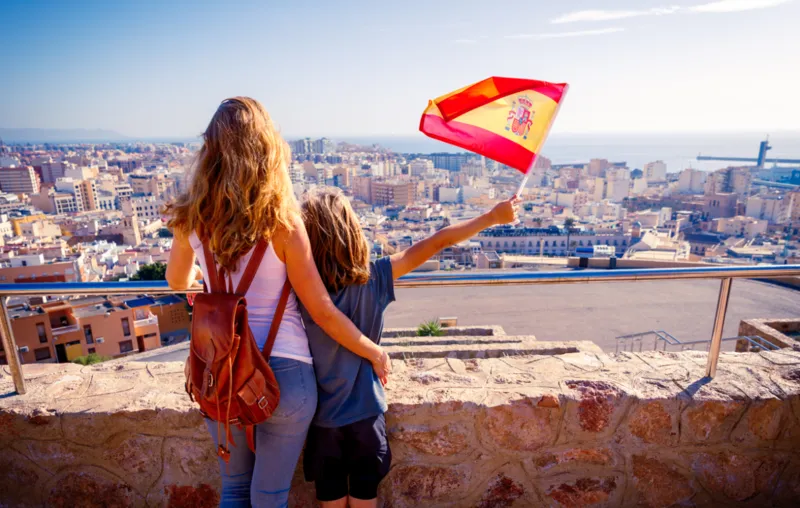 Une mère et son fils agitant le drapeau de l'Espagne