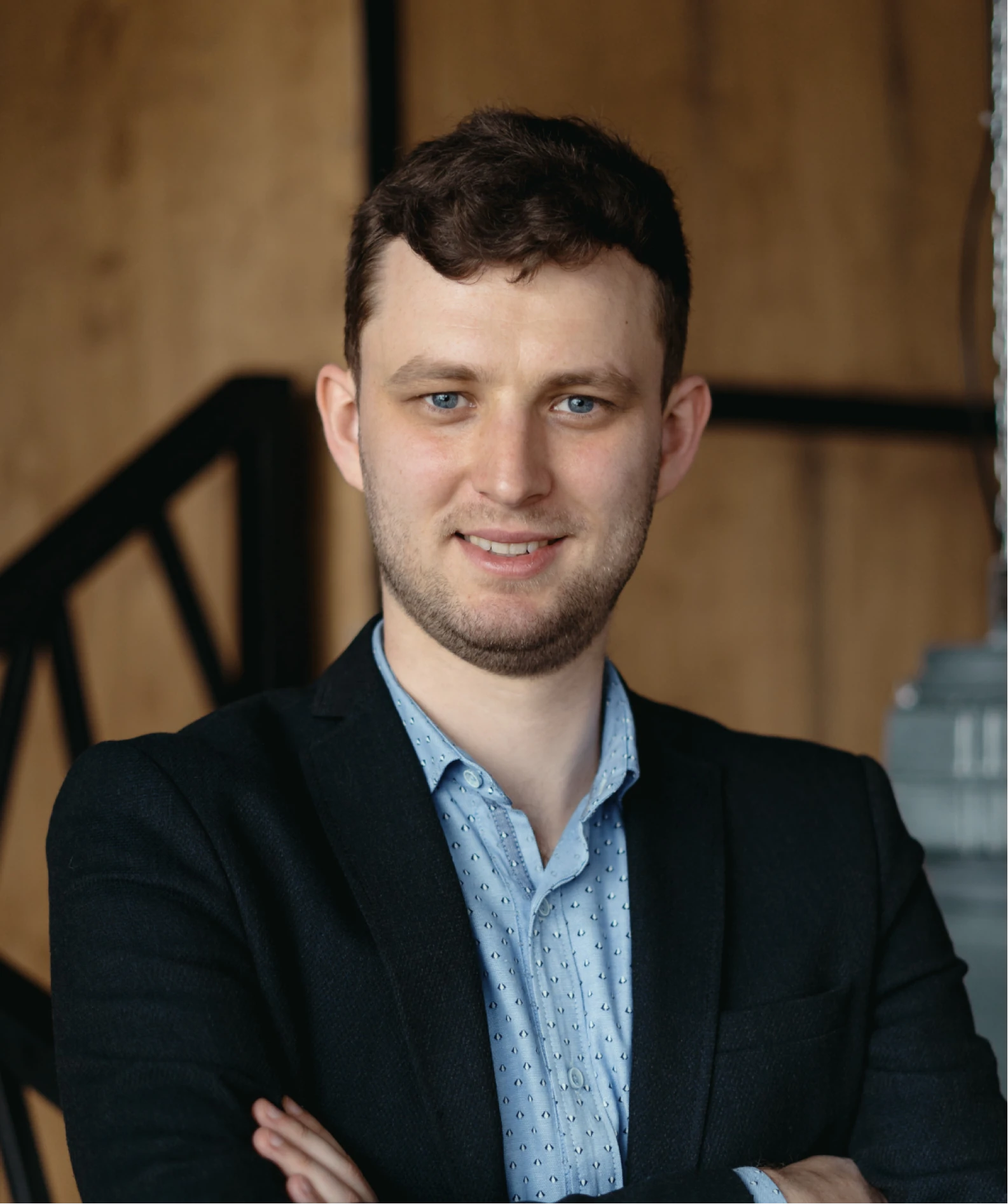 A man with his arms crossed posing for a picture.