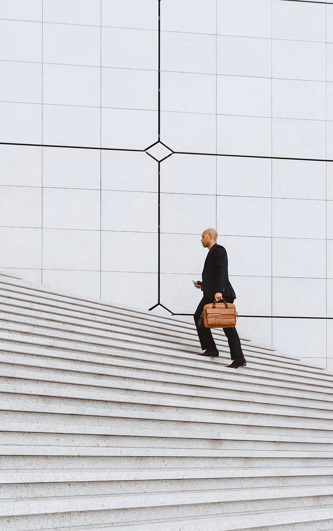 homme qui monte les marches avec un sac de travail