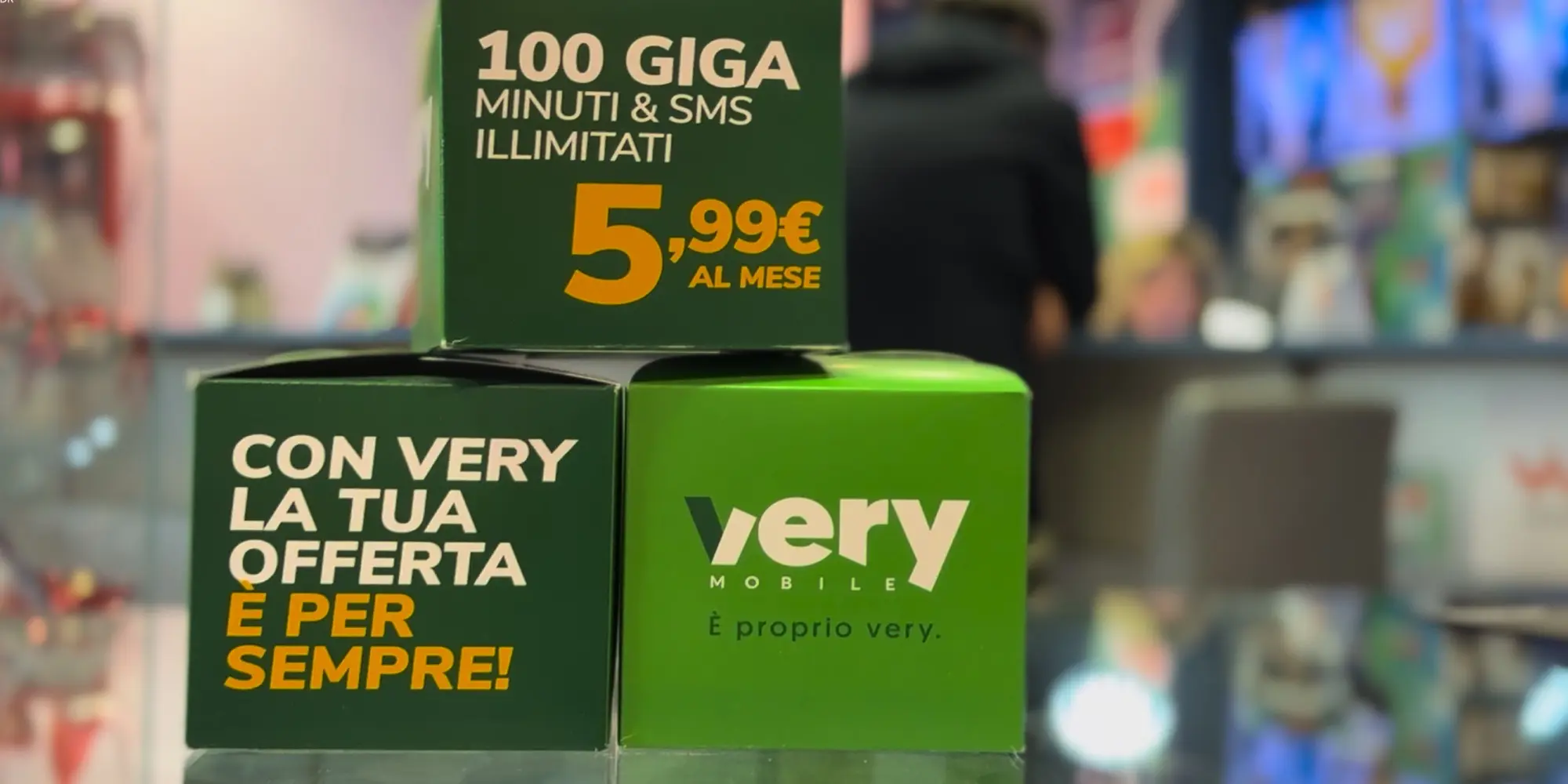 Tre cubi promozionali verdi di Very Mobile esposti in un punto vendita, con l'offerta da 100 Giga, minuti e SMS illimitati a 5,99€ al mese
