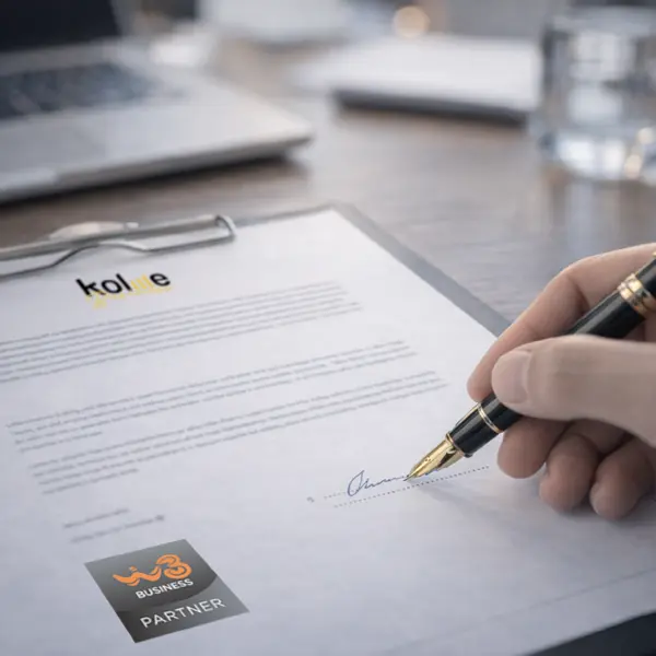 Firma di un contratto personalizzato con logo Kolme su documento ufficiale, con badge WINDTRE Business Partner in primo piano