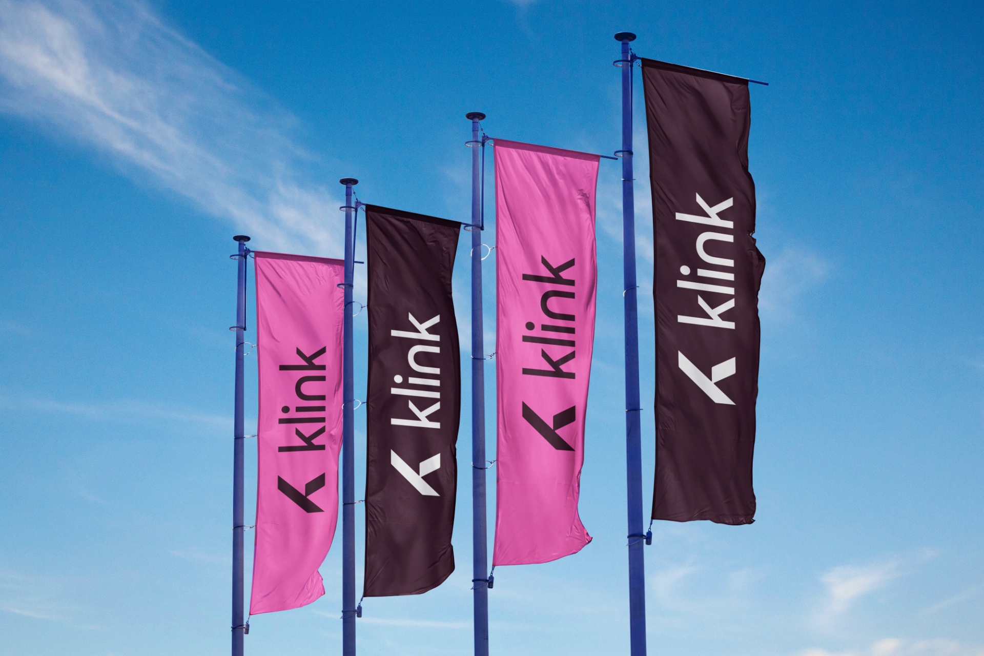 Fire Klink flagg i rosa og mørk plomme med logo mot blå himmel