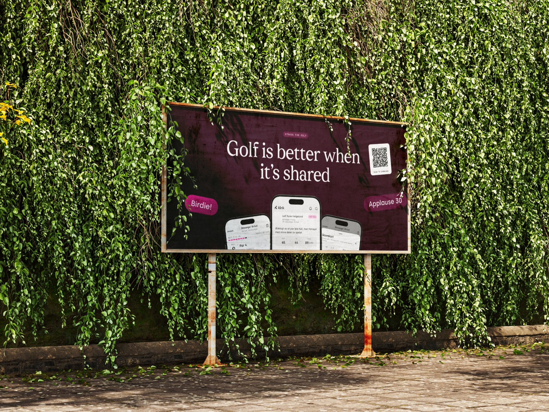Klink plakat foran en grønn vegg med teksten «Golf is better when it's shared» og app-skjermer